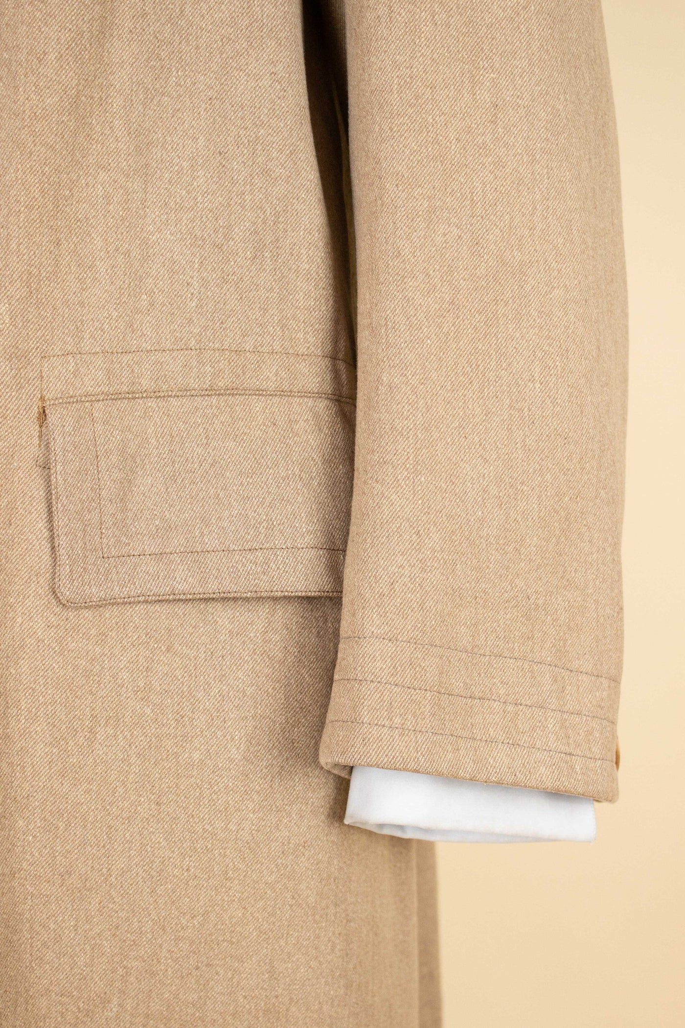 SWEDISH 1910S/1920S LIGHT BROWN LIGHTWEIGHT SINGLE BREASTED OVERCOAT. SIZE CA EU 48