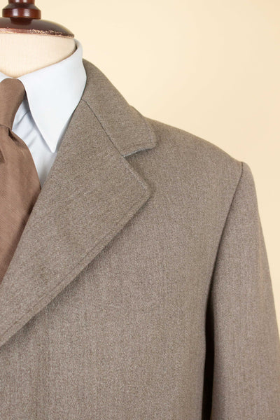 SWEDISH 1920S LIGHT BROWN SINGLE BREASTED BESP0KE OVERCOAT WITH CONCEALED BUTTON FRONT. SIZE CA EU 46