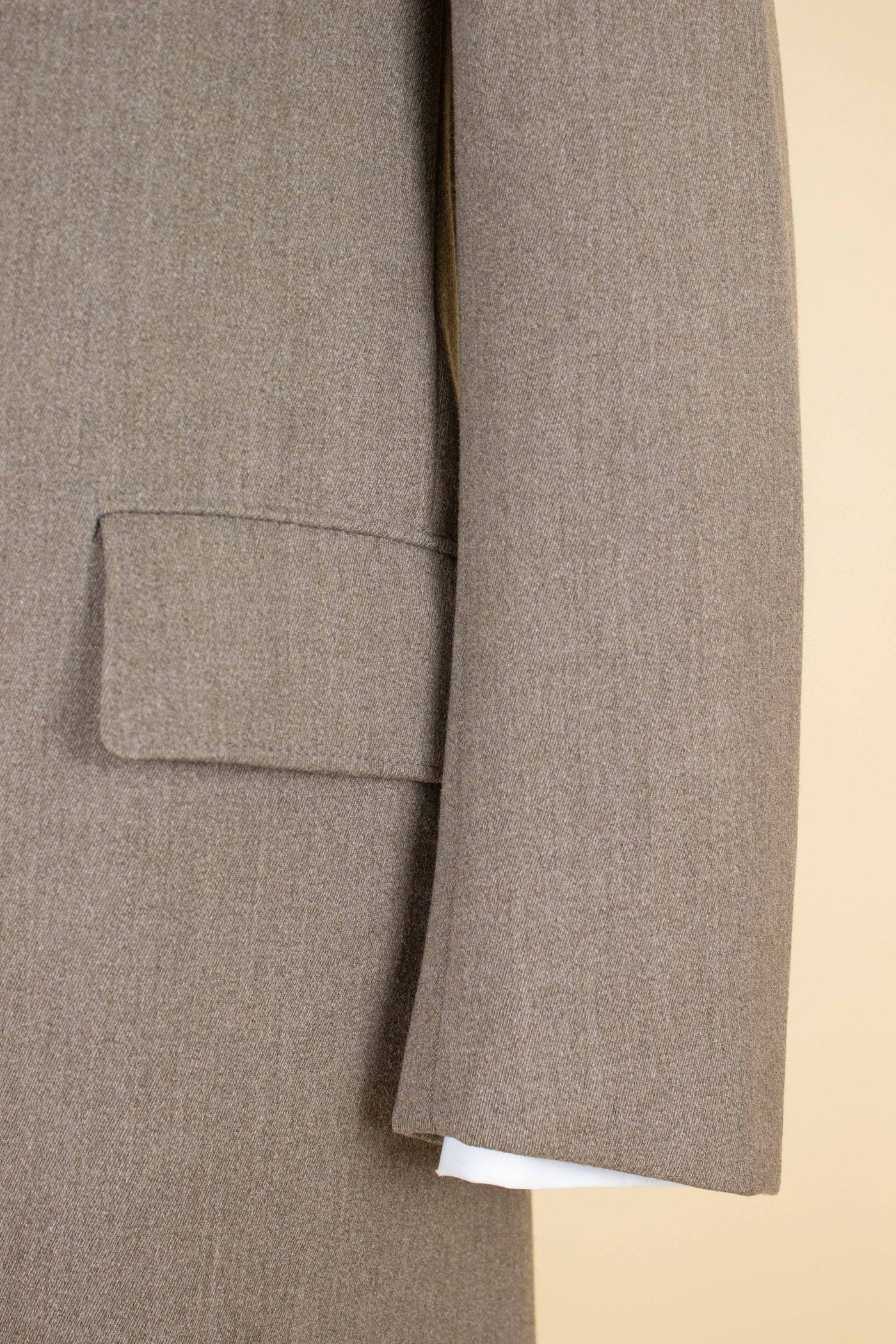 SWEDISH 1920S LIGHT BROWN SINGLE BREASTED BESP0KE OVERCOAT WITH CONCEALED BUTTON FRONT. SIZE CA EU 46