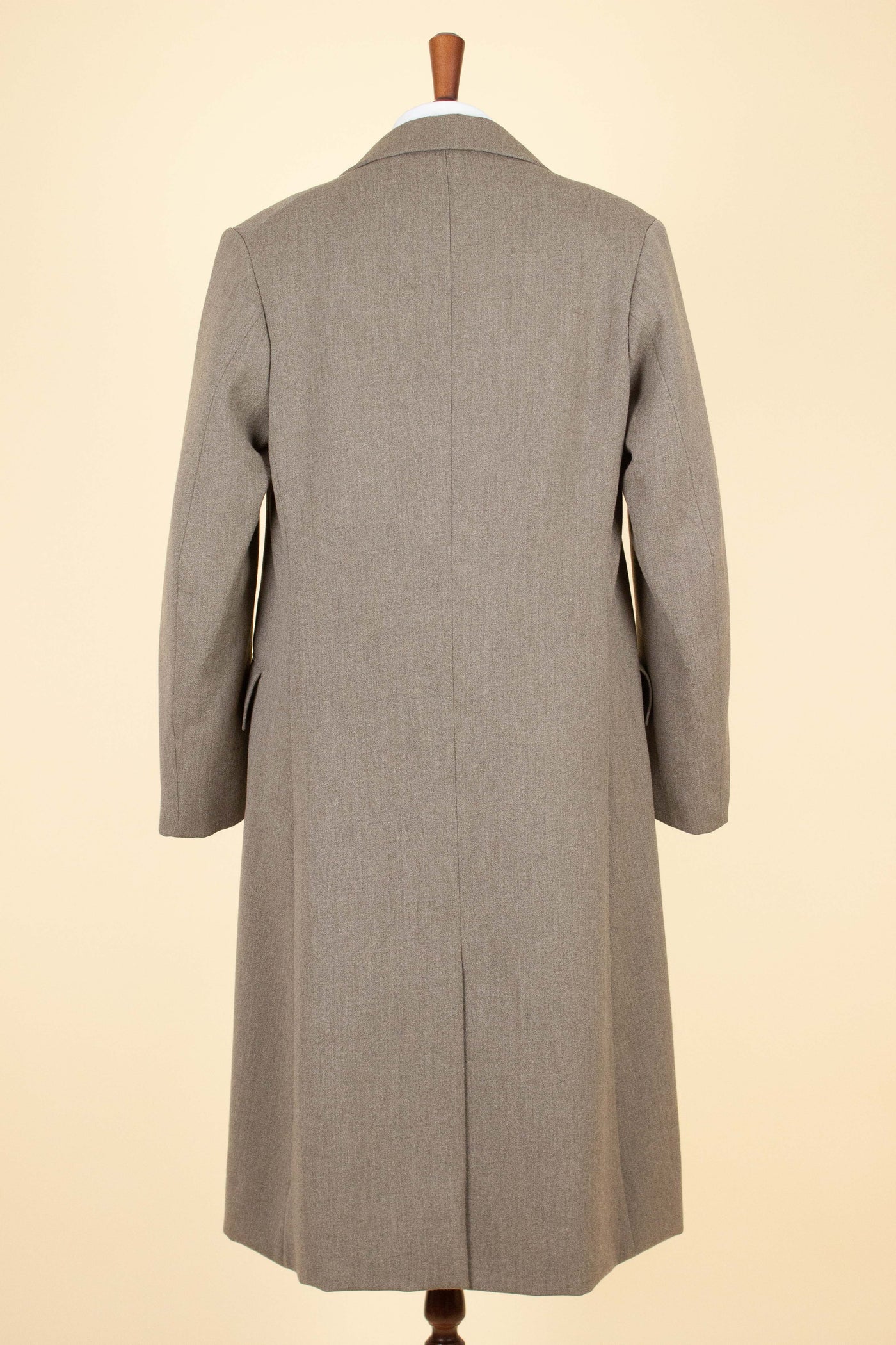 SWEDISH 1920S LIGHT BROWN SINGLE BREASTED BESP0KE OVERCOAT WITH CONCEALED BUTTON FRONT. SIZE CA EU 46