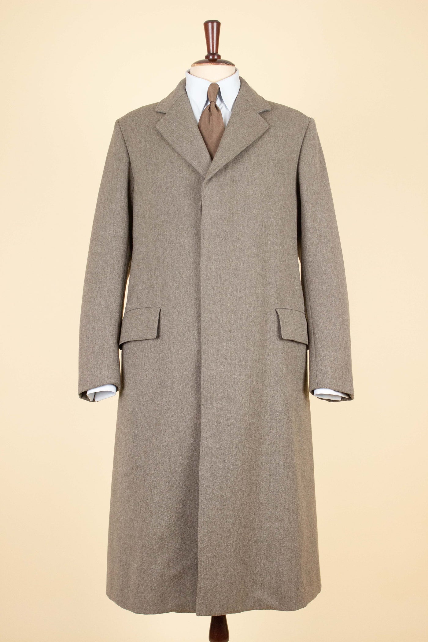 SWEDISH 1920S LIGHT BROWN SINGLE BREASTED BESP0KE OVERCOAT WITH CONCEALED BUTTON FRONT. SIZE CA EU 46