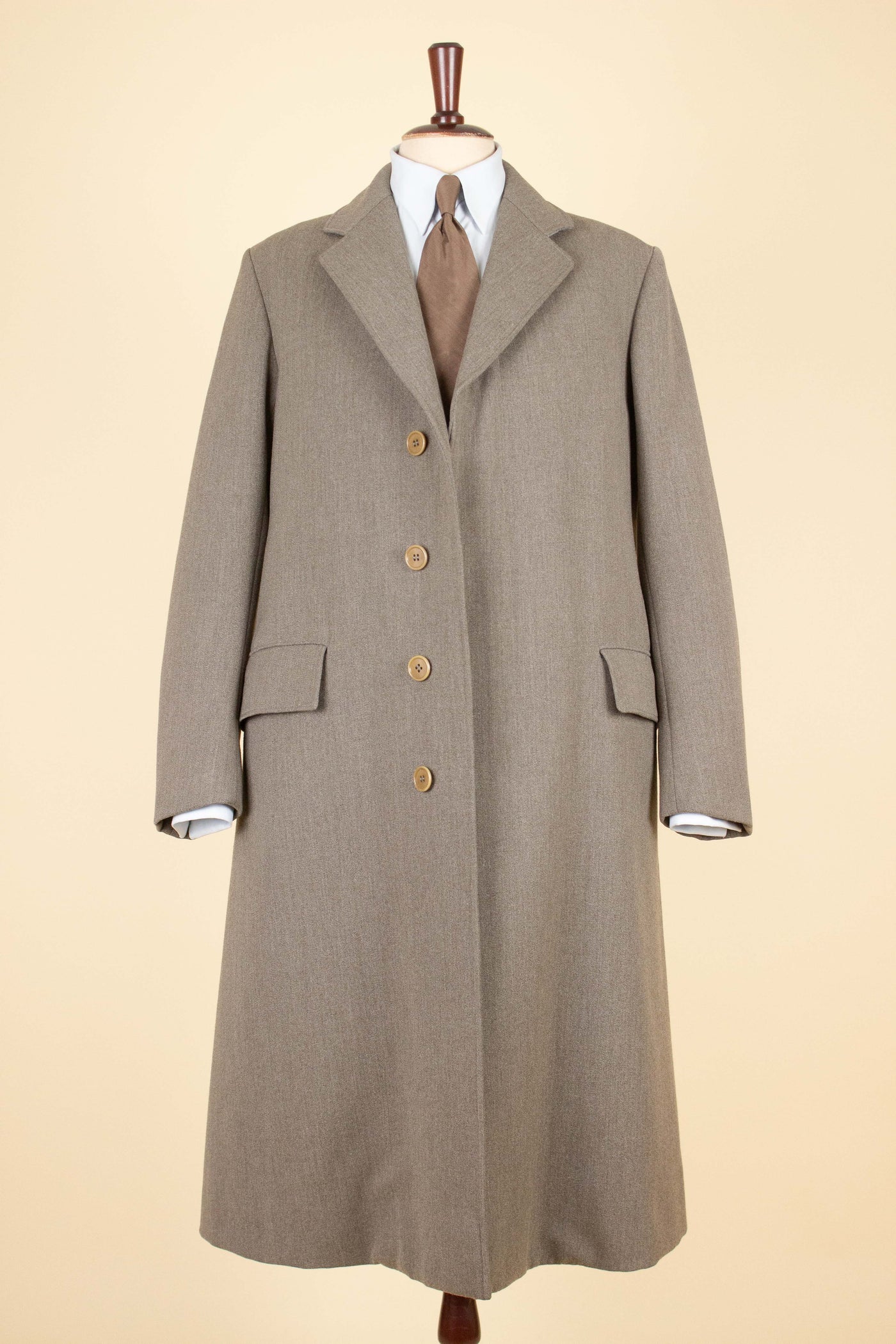 SWEDISH 1920S LIGHT BROWN SINGLE BREASTED BESP0KE OVERCOAT WITH CONCEALED BUTTON FRONT. SIZE CA EU 46