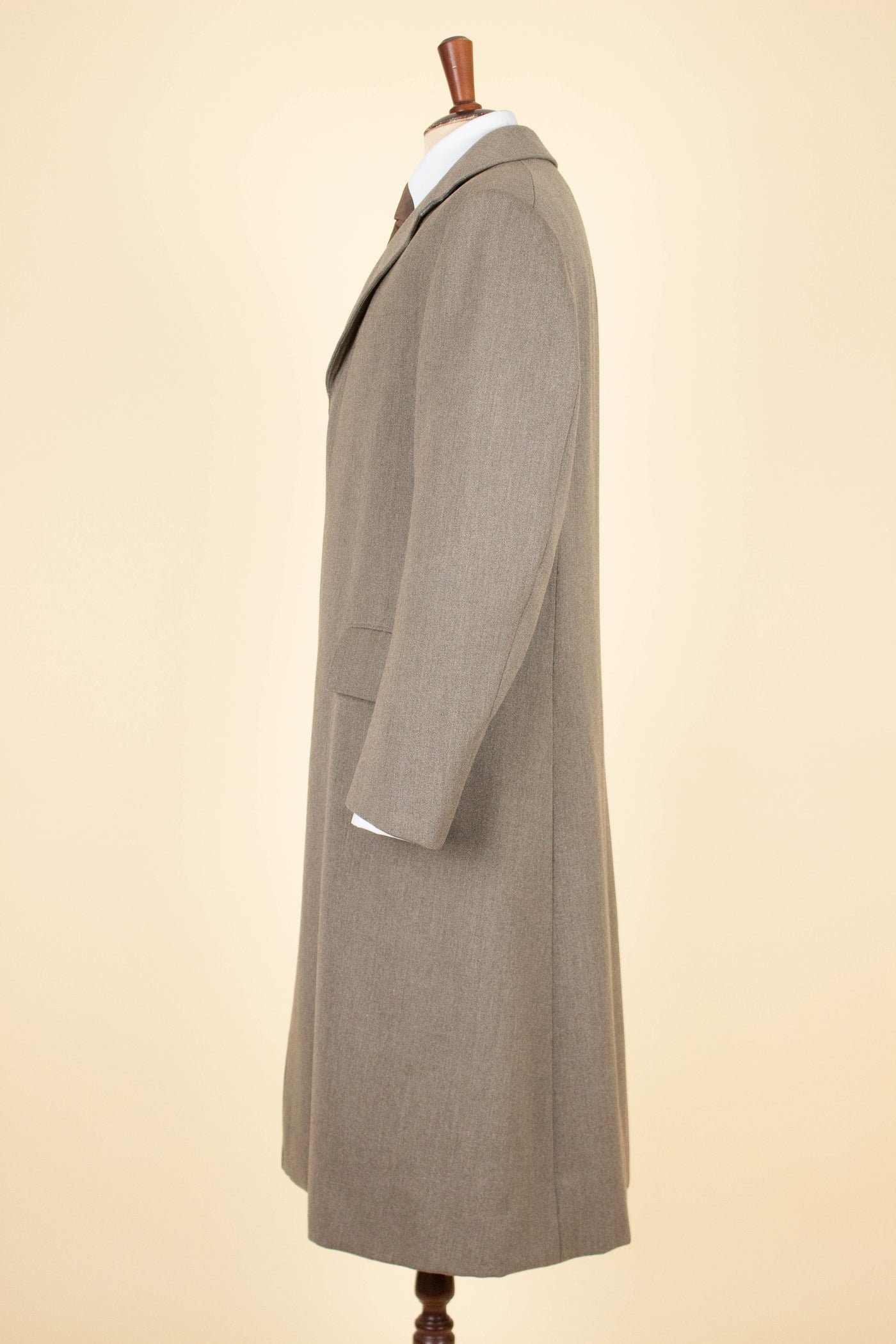 SWEDISH 1920S LIGHT BROWN SINGLE BREASTED BESP0KE OVERCOAT WITH CONCEALED BUTTON FRONT. SIZE CA EU 46