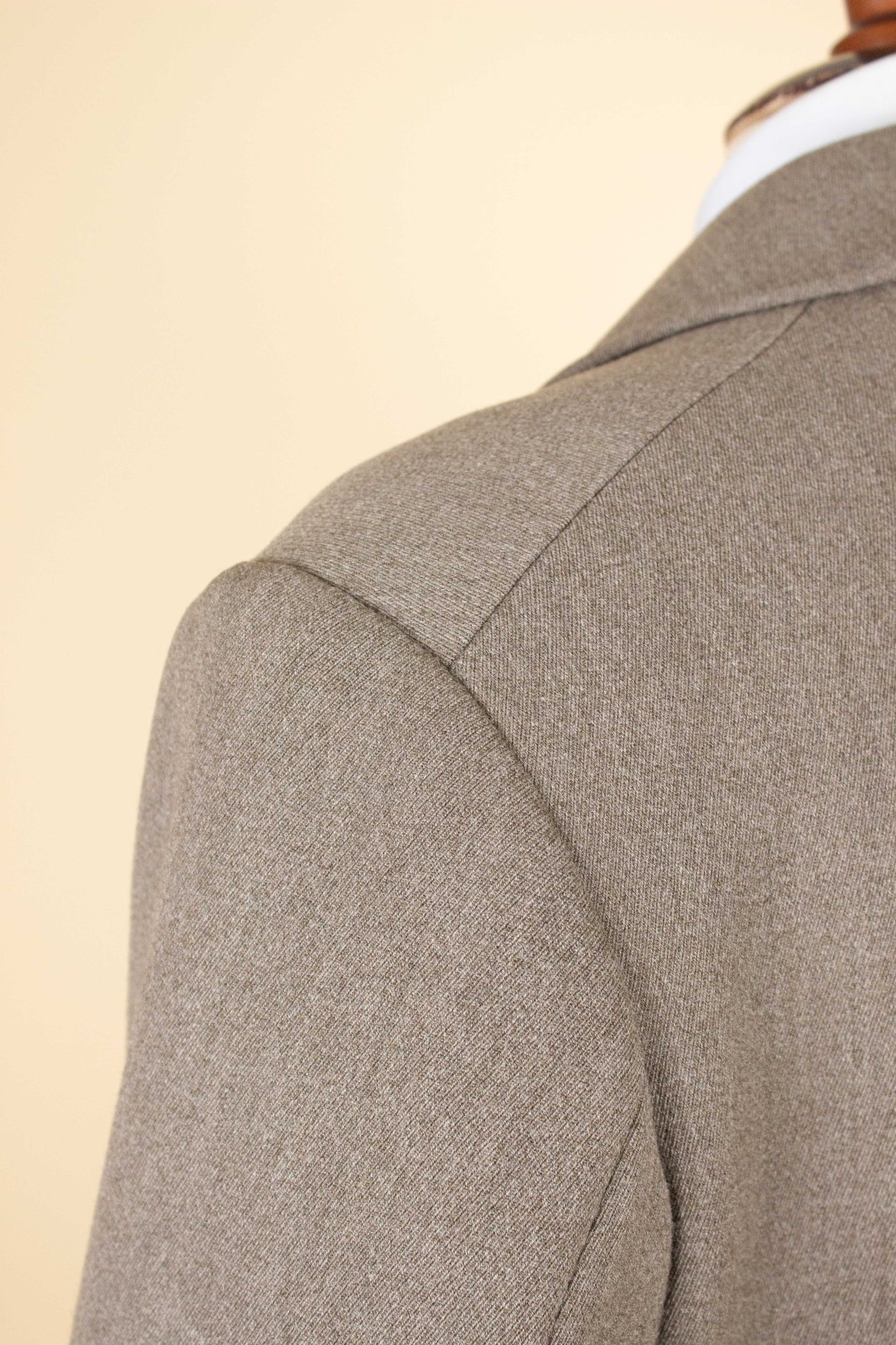 SWEDISH 1920S LIGHT BROWN SINGLE BREASTED BESP0KE OVERCOAT WITH CONCEALED BUTTON FRONT. SIZE CA EU 46