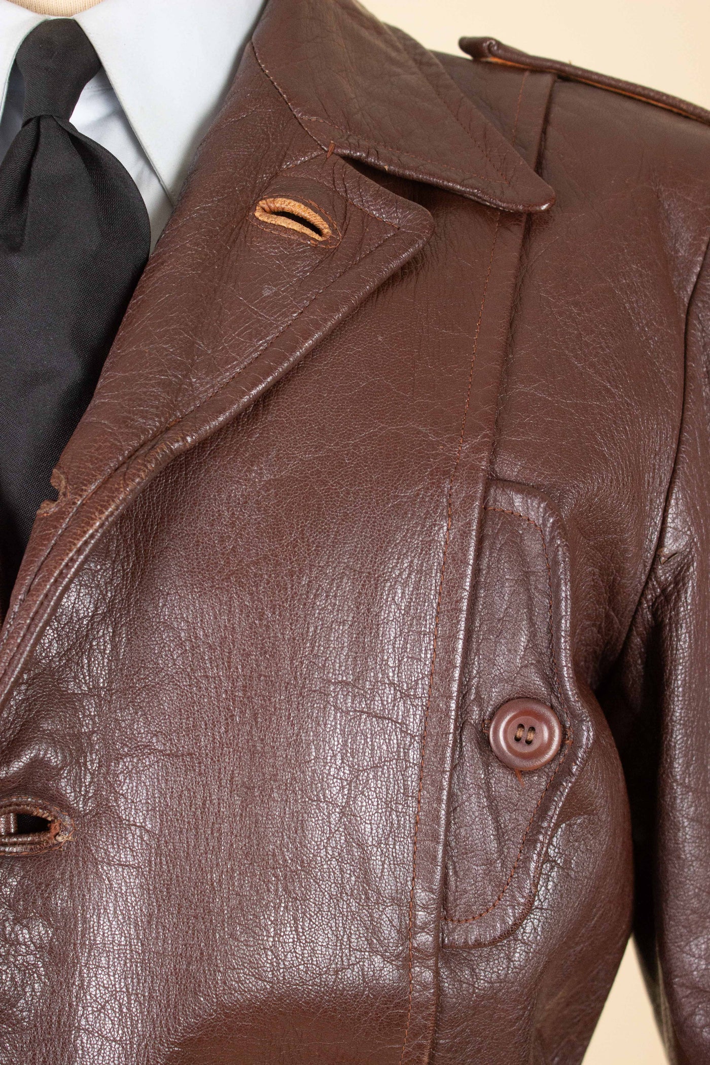 1940S SWEDISH BROWN BELTED SINGLE BREASTED GOATSKIN JACKET. SIZE CA EU 52