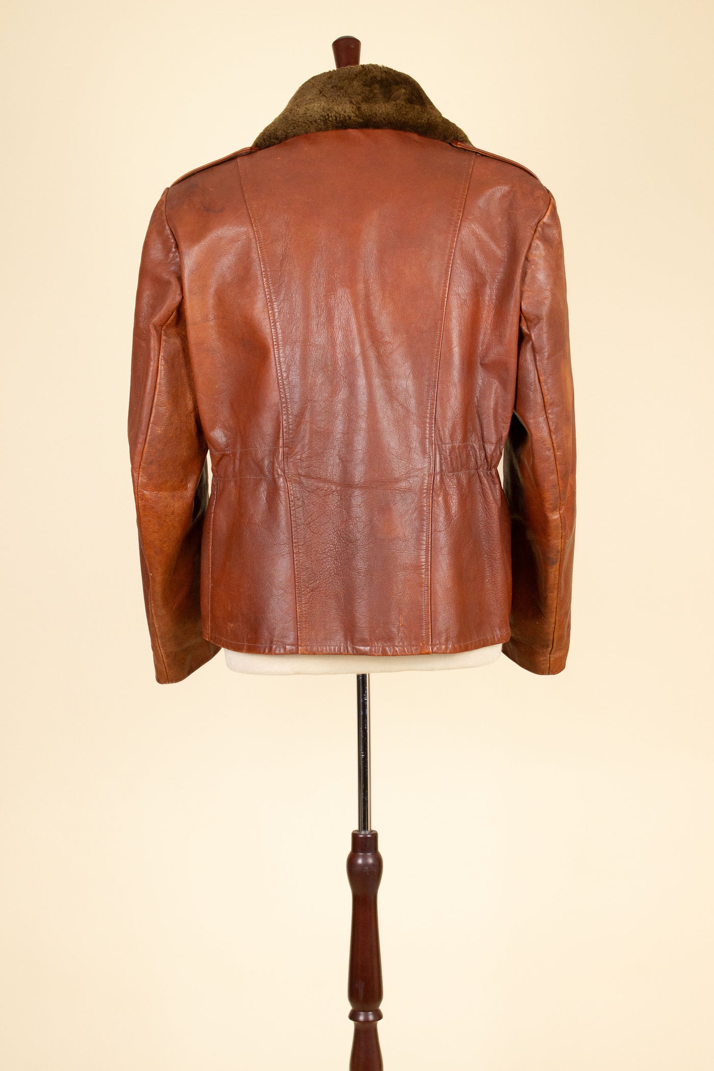 SWEDISH 1940S/1950S BROWN GOATSKIN JACKET WITH DETACHABLE FUR COLLAR. SIZE CA EU 54