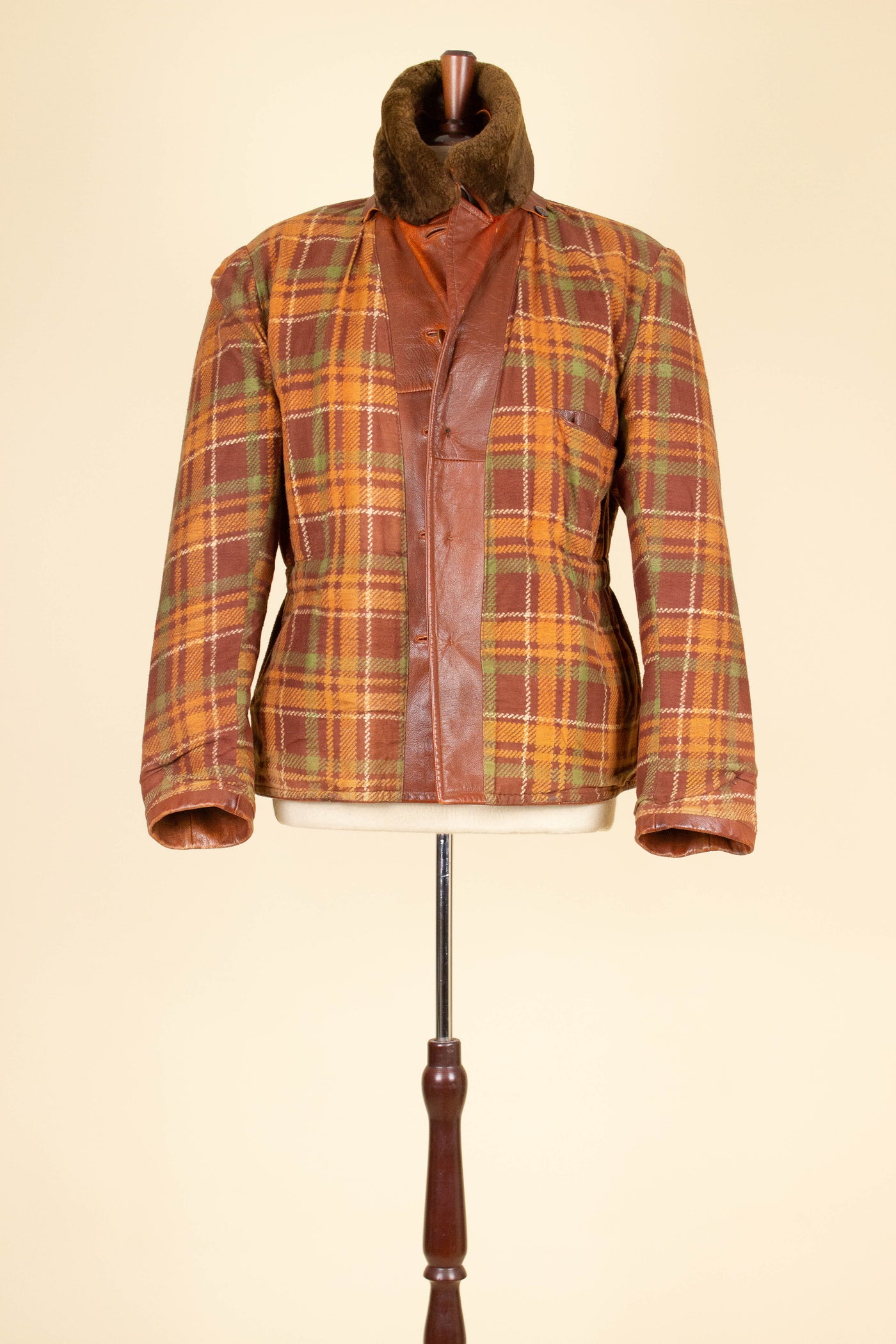 SWEDISH 1940S/1950S BROWN GOATSKIN JACKET WITH DETACHABLE FUR COLLAR. SIZE CA EU 54