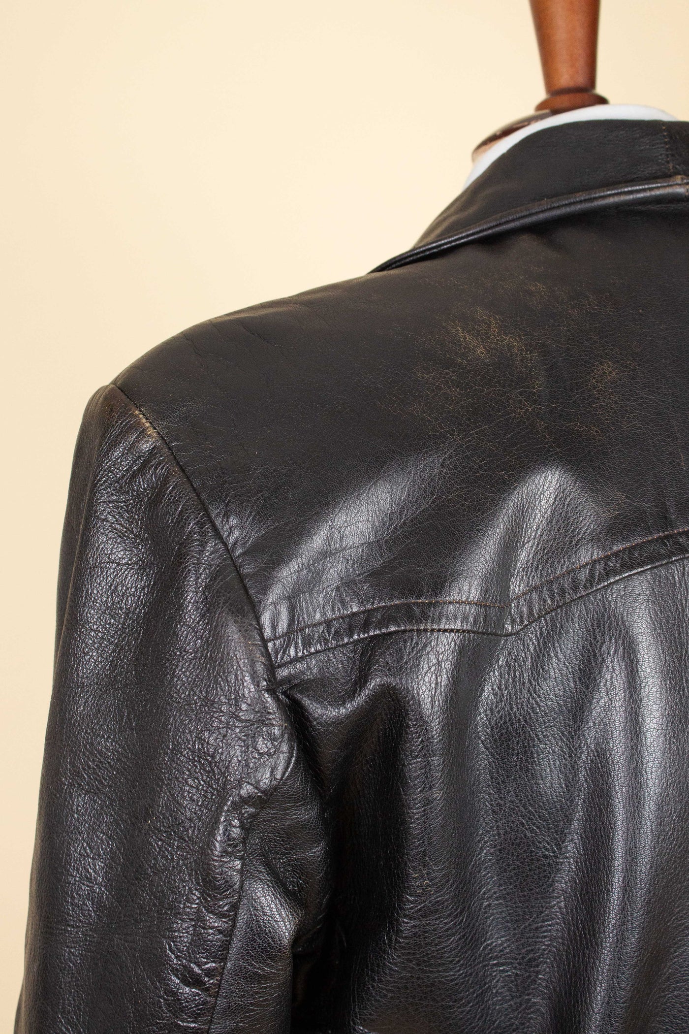 SWEDISH 1950S/1960S BLACK GOATSKIN JACKET WITH WHITE SHEARLING LINING. SIZE CA EU 50