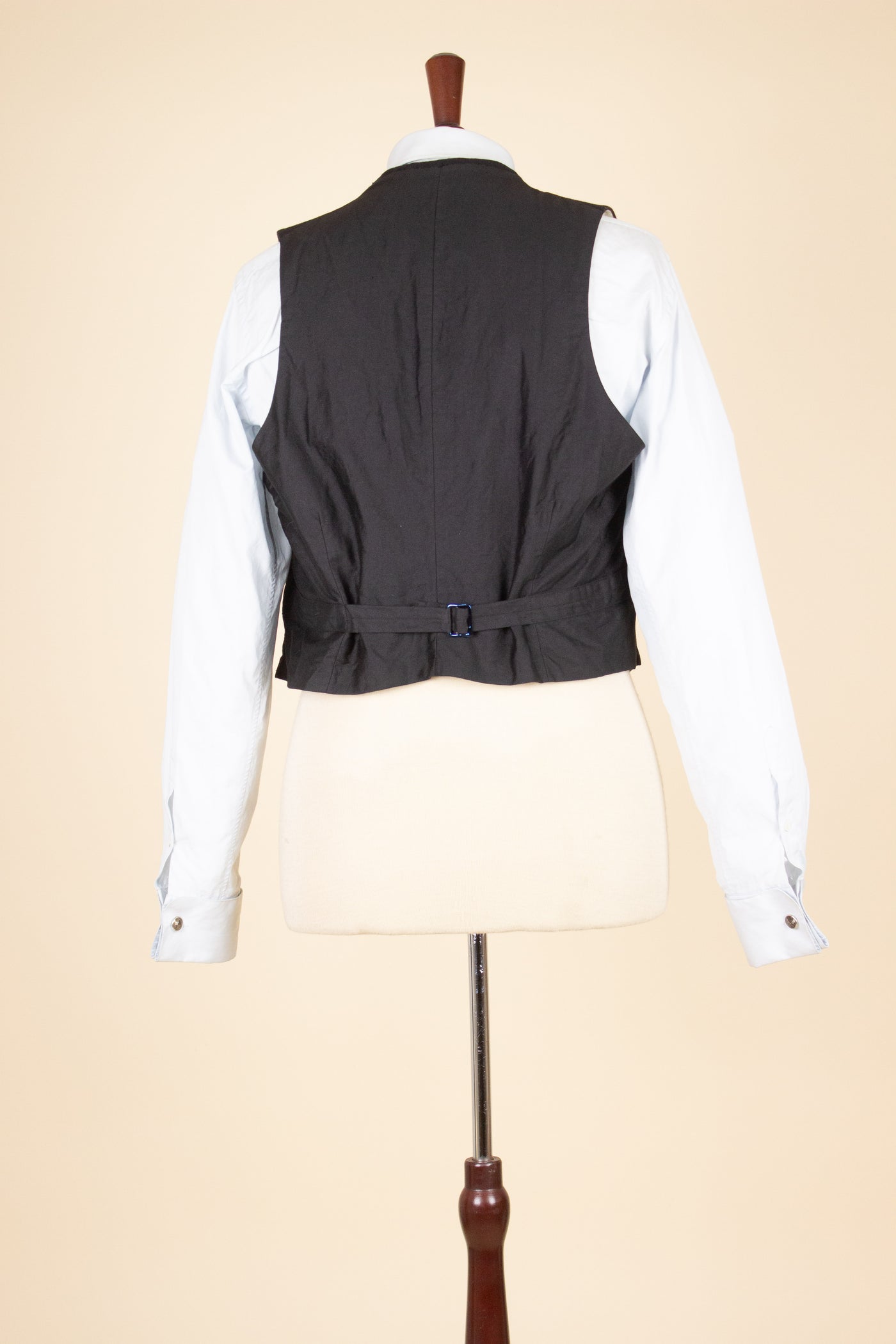 SWEDISH EARLY 1900S BLACK SINGLE BREASTED WAISTCOAT. SIZE CA EU 52