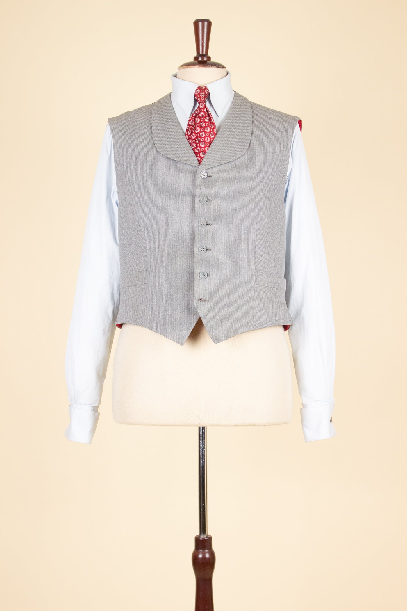BESPOKE GREY LAPEL SINGLE BREASTED WAISTCOAT. SIZE CA EU 52-54