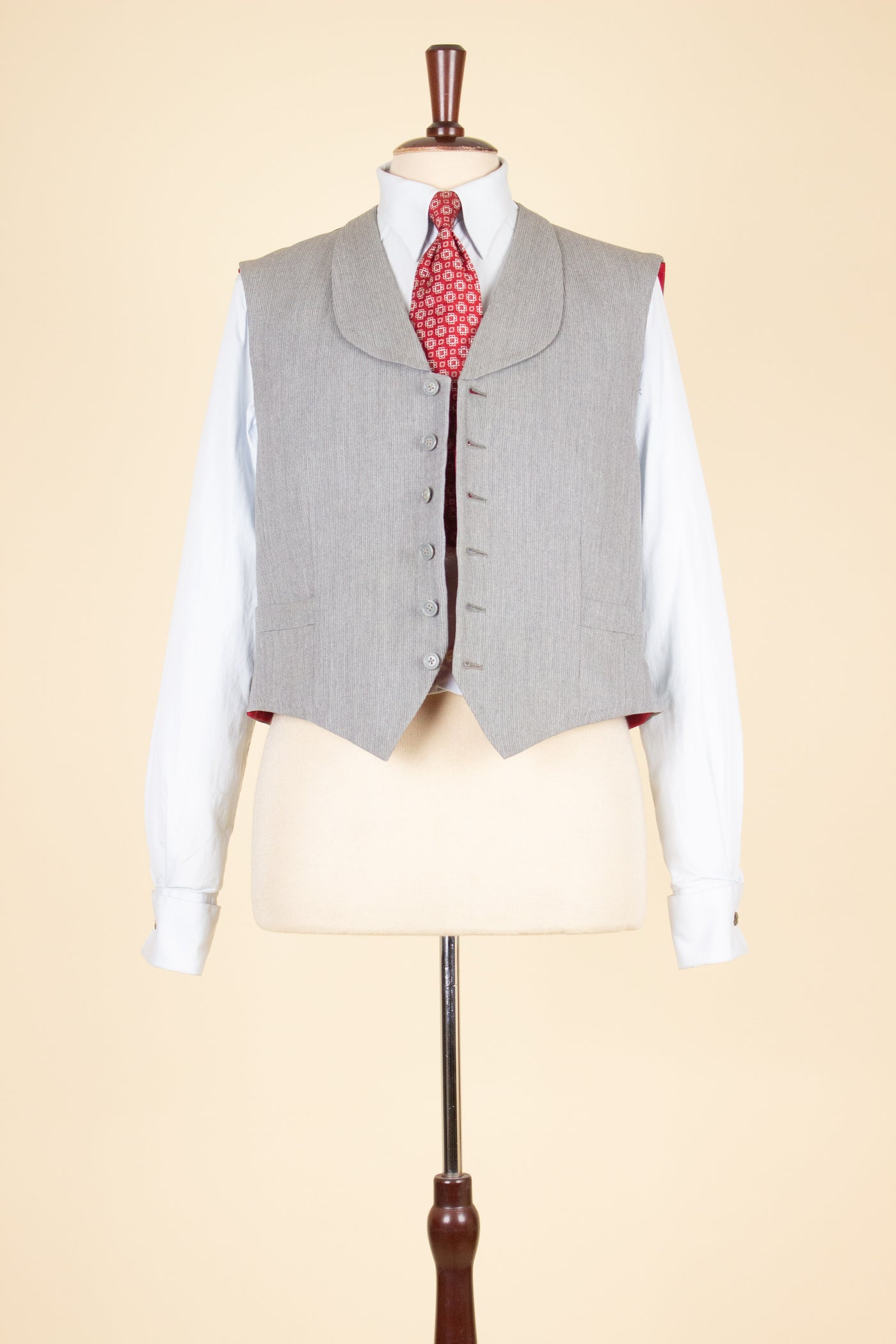 BESPOKE GREY LAPEL SINGLE BREASTED WAISTCOAT. SIZE CA EU 52-54