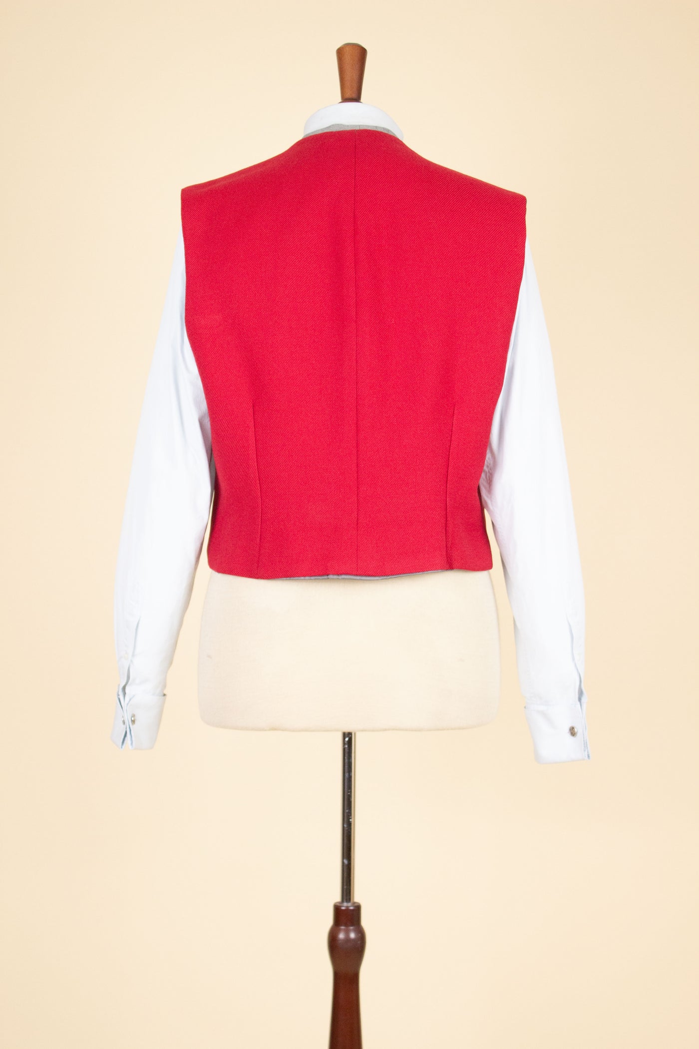 BESPOKE GREY LAPEL SINGLE BREASTED WAISTCOAT. SIZE CA EU 52-54