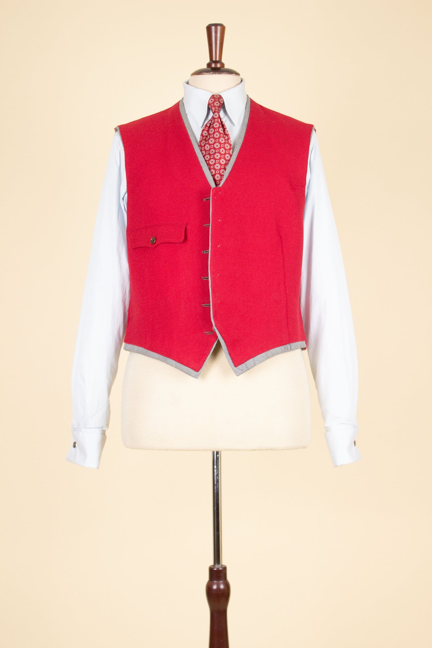 BESPOKE GREY LAPEL SINGLE BREASTED WAISTCOAT. SIZE CA EU 52-54