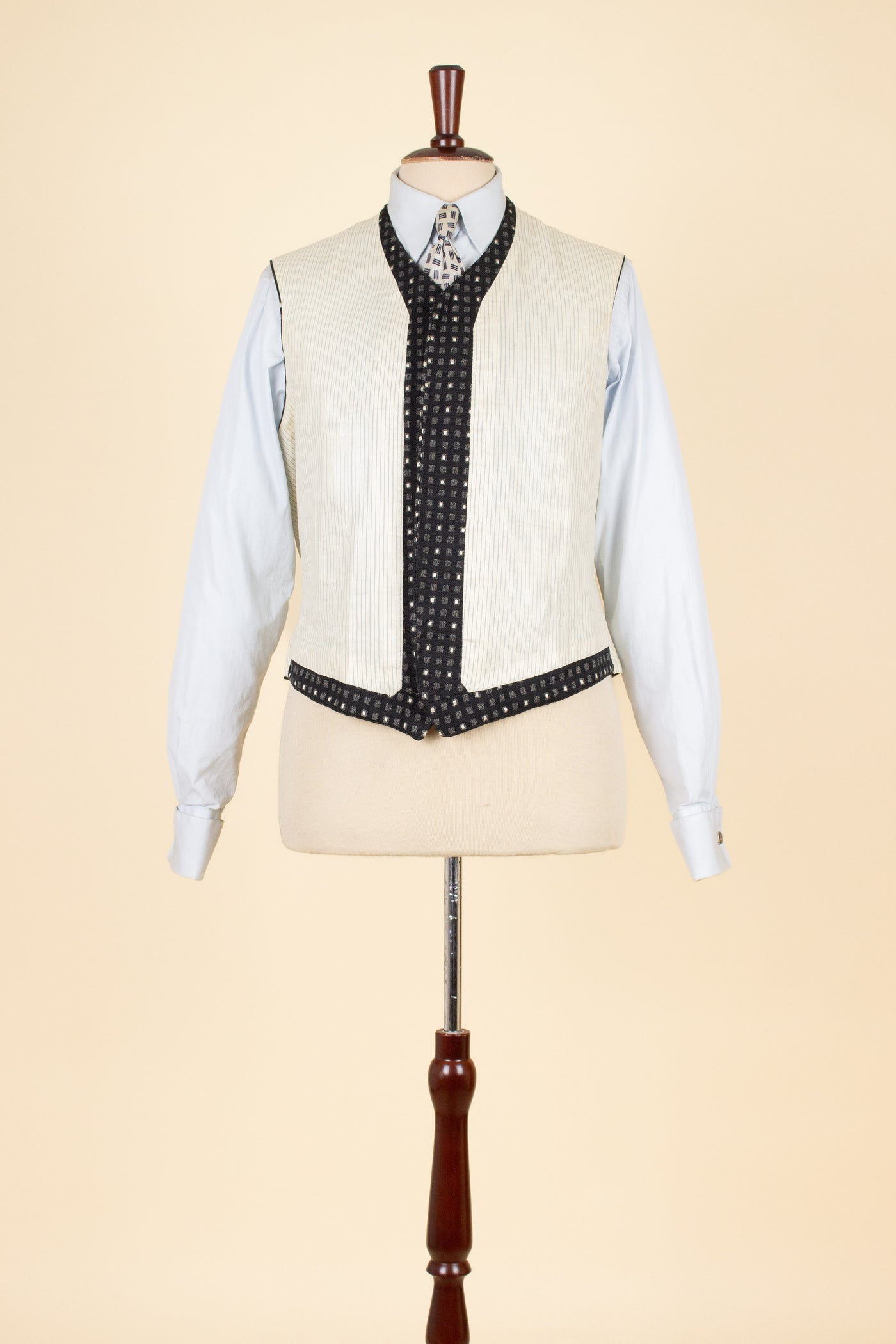SWEDISH 1890S/1900S BLACK AND WHITE PATTERNED SINGLE BREASTED WAISTCOAT. SIZE CA EU 52