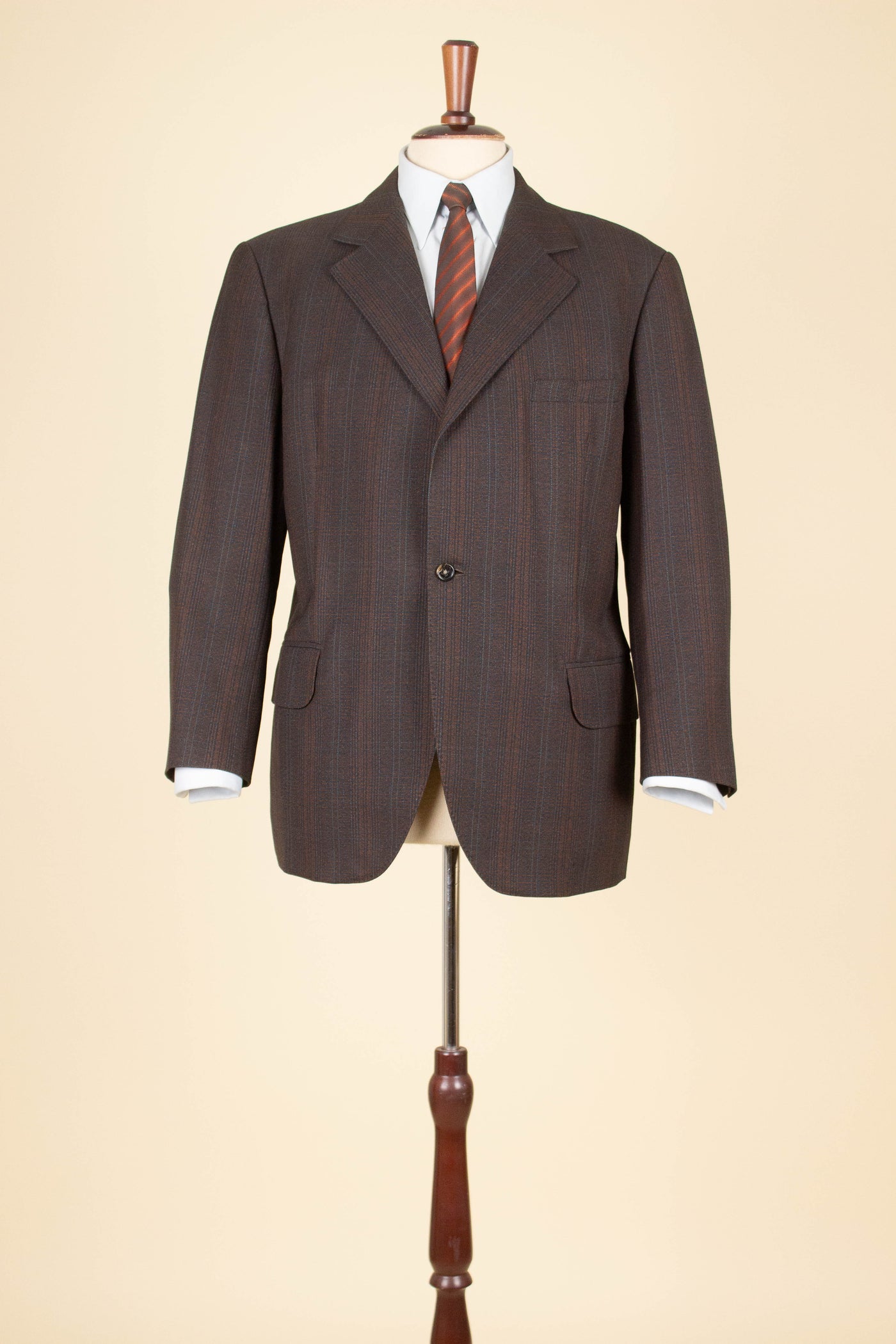 SWEDISH 1960S BROWN SINGLE BREASTED TWO TPIECE SUIT BY RYTTERKVIST. SIZE CA EU 50