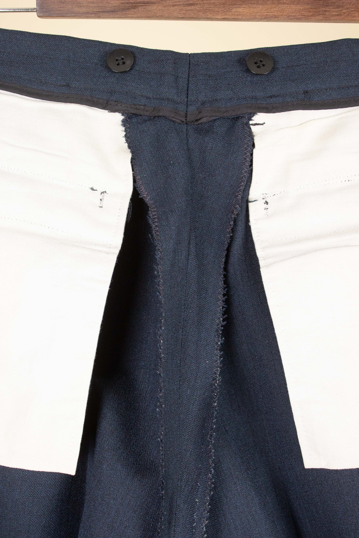 SWEDISH 1950S/1960s BLUE GREY TWO PIECE SINGLE BREASTED SUIT BY WIDENGRENS. SIZE CA EU 50