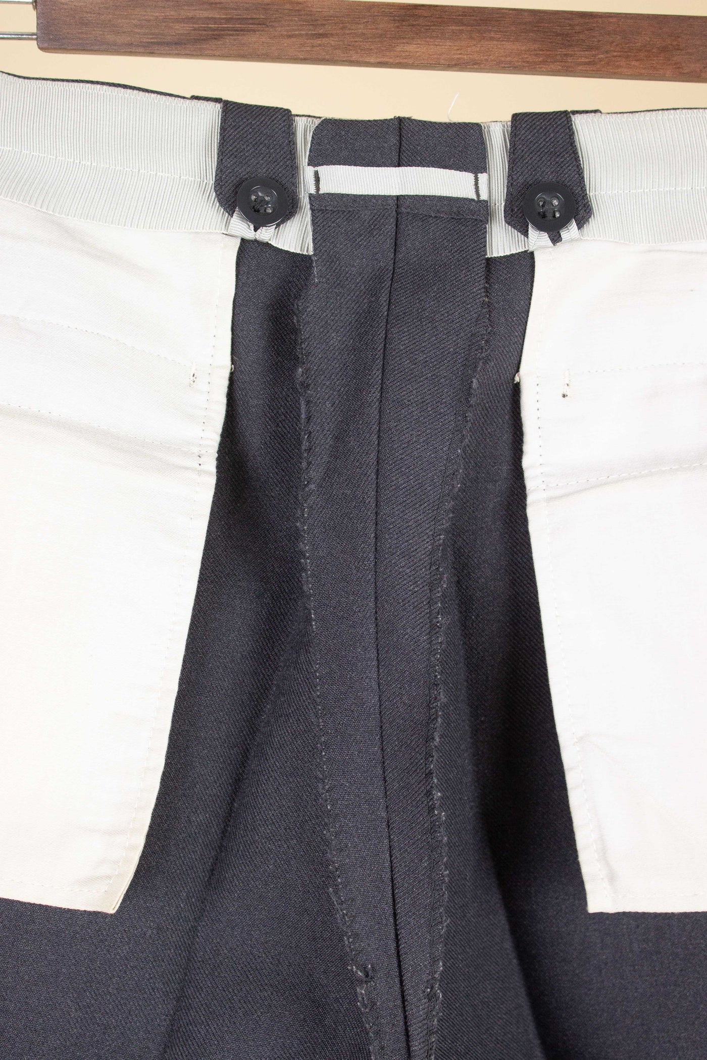 SWEDISH 1950S GREY TWO PIECE SINGLE BREASTED SUIT BY RYTTERQVIST. SIZE CA EU 48