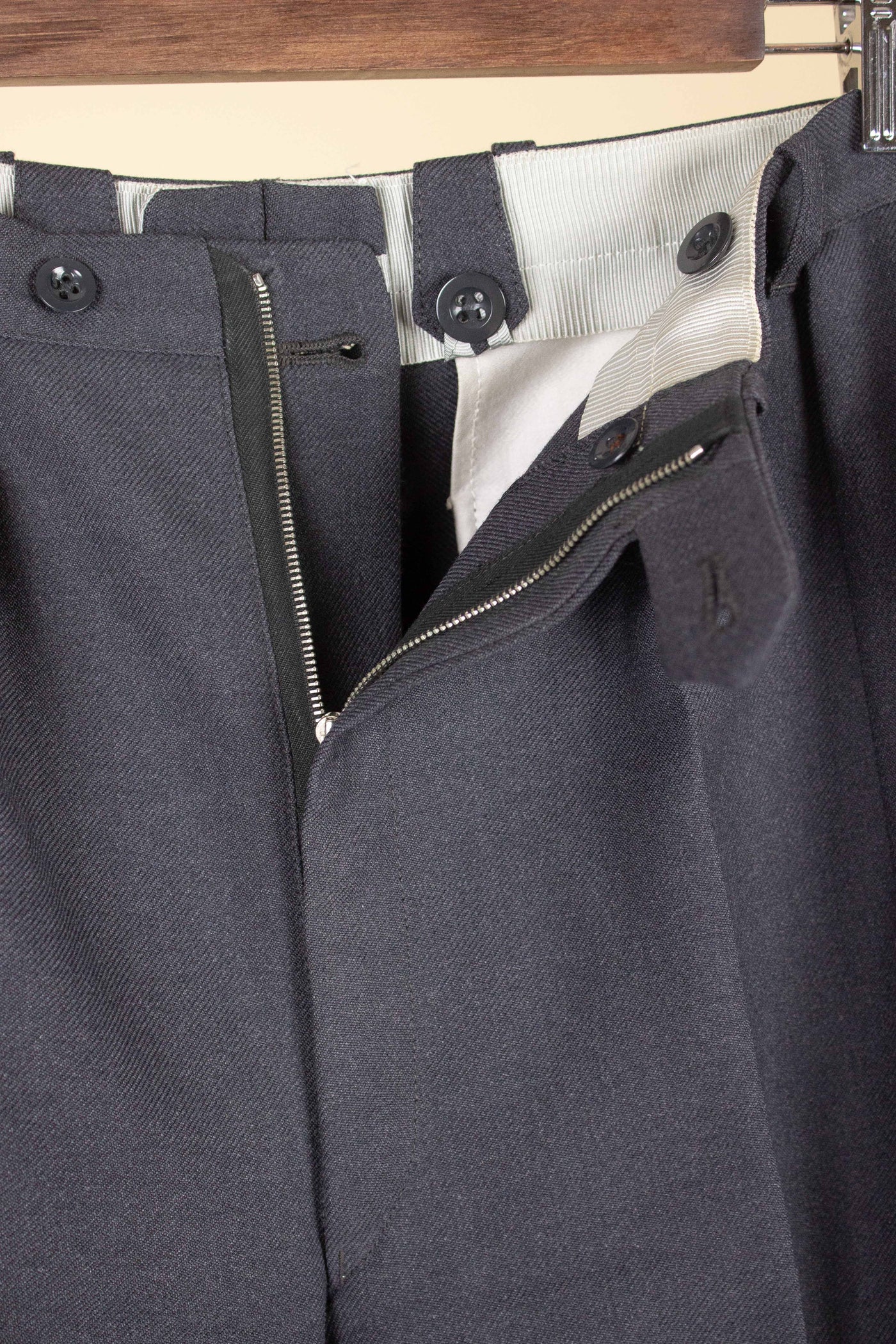 SWEDISH 1950S GREY TWO PIECE SINGLE BREASTED SUIT BY RYTTERQVIST. SIZE CA EU 48