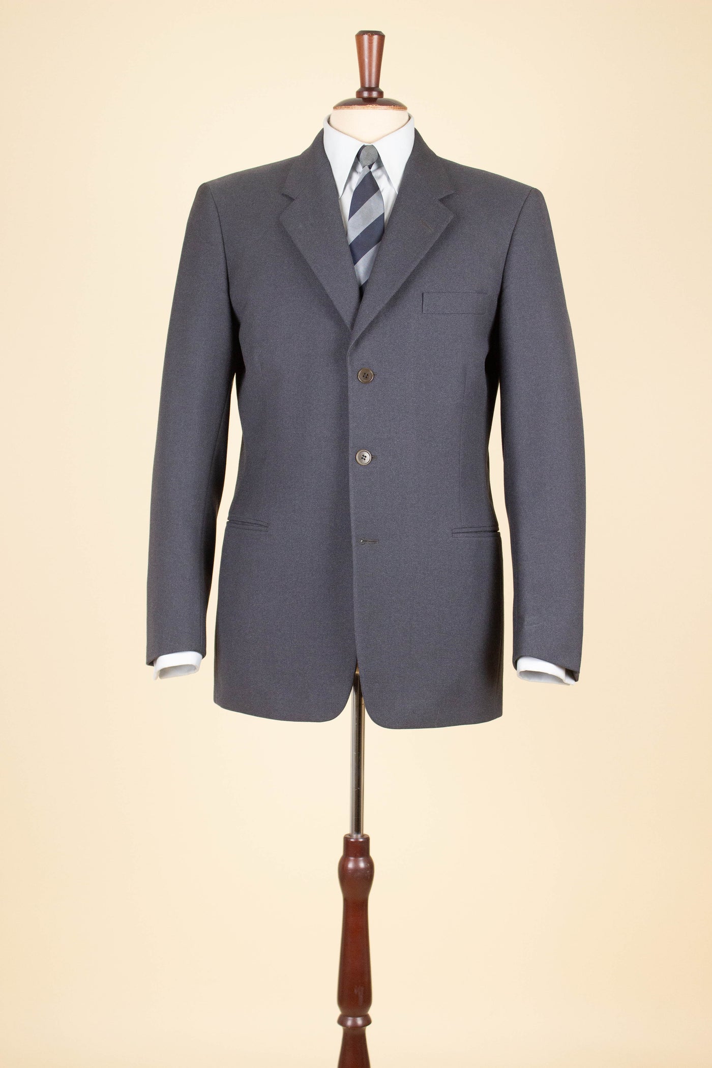 SWEDISH 1950S GREY TWO PIECE SINGLE BREASTED SUIT BY RYTTERQVIST. SIZE CA EU 48
