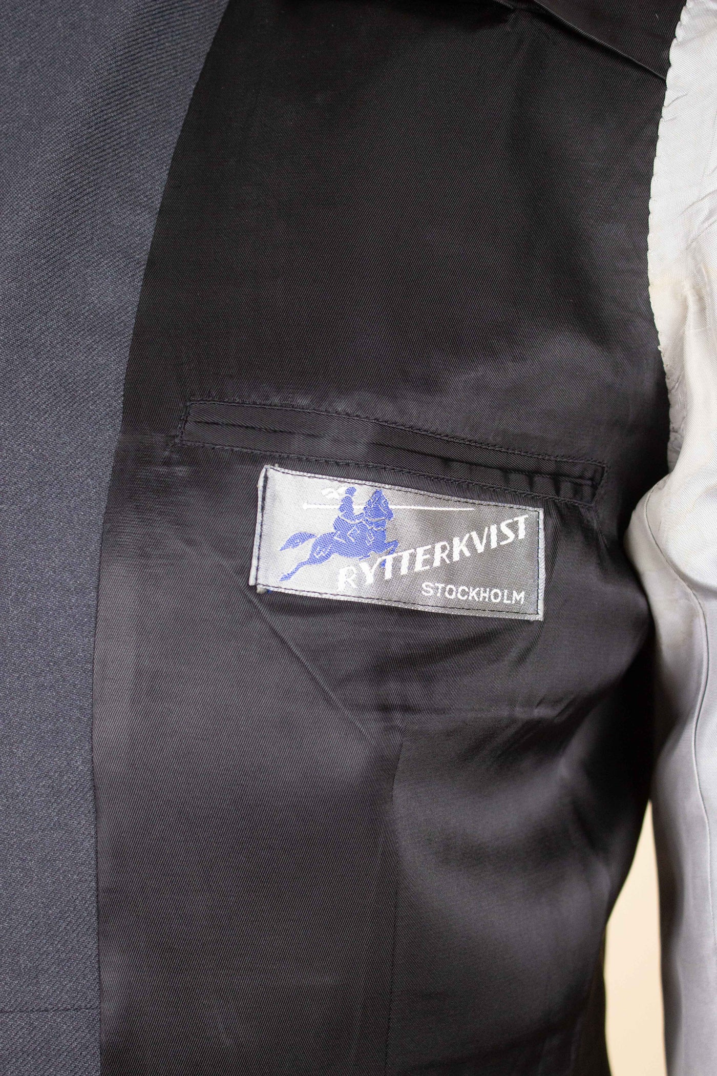 SWEDISH 1950S GREY TWO PIECE SINGLE BREASTED SUIT BY RYTTERQVIST. SIZE CA EU 48