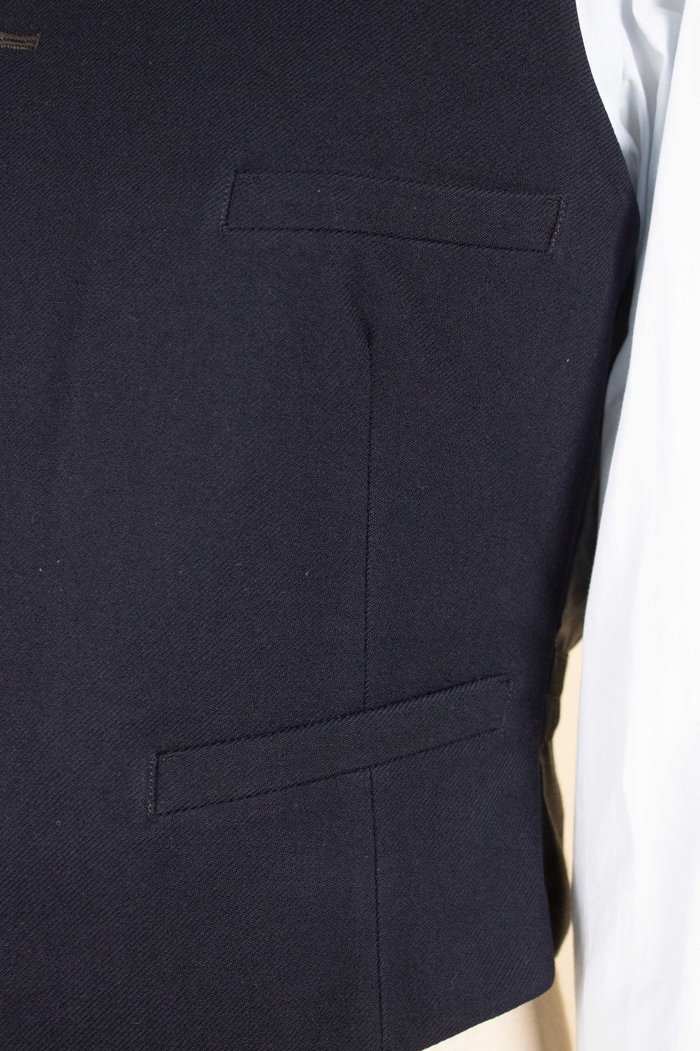 SWEDISH 1930S DARK BLUE DOUBLE BREASTED THREE PIECE SUIT BY PUB. SIZE CA EU 48