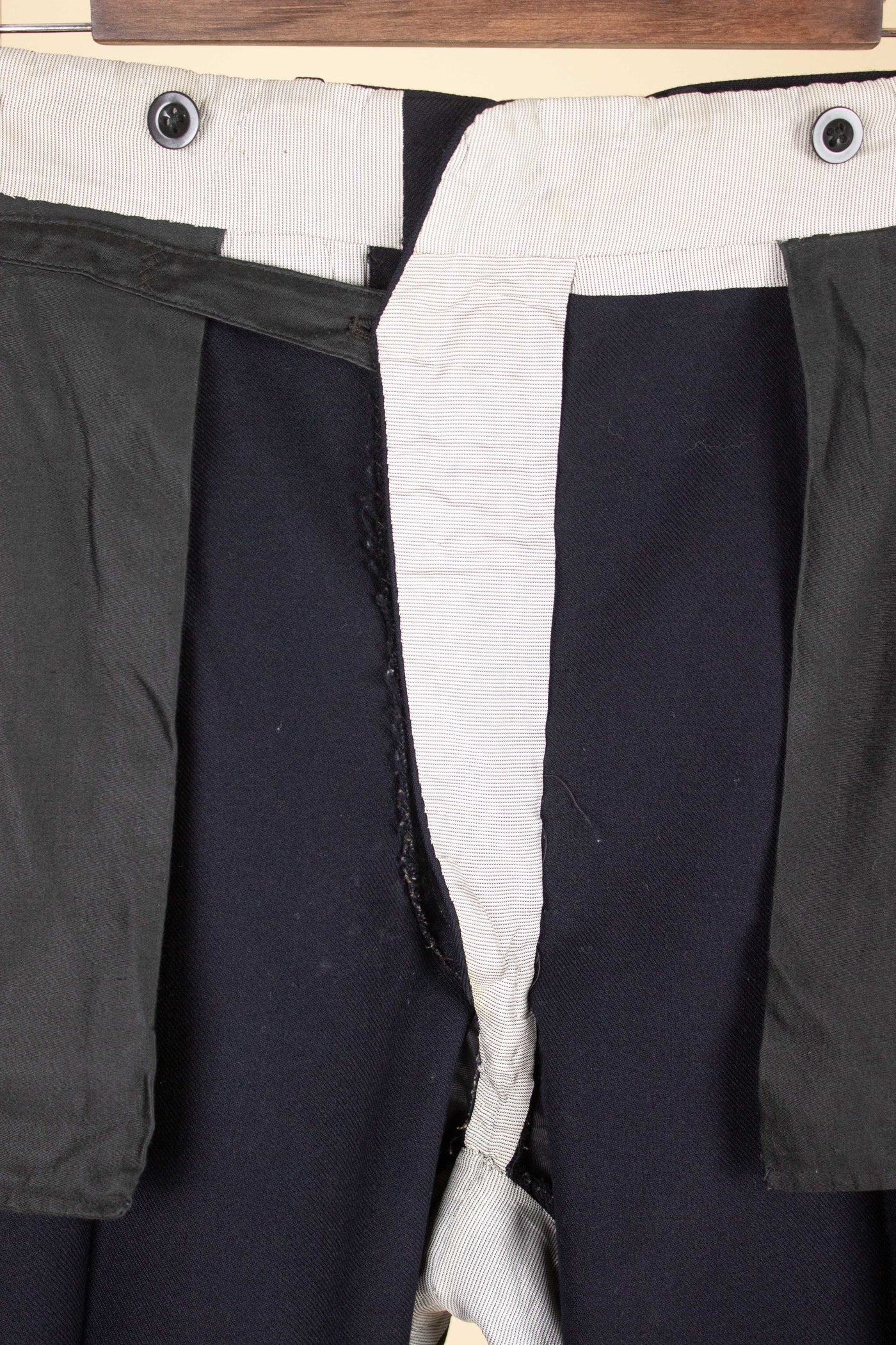 SWEDISH 1930S DARK BLUE DOUBLE BREASTED THREE PIECE SUIT BY PUB. SIZE CA EU 48