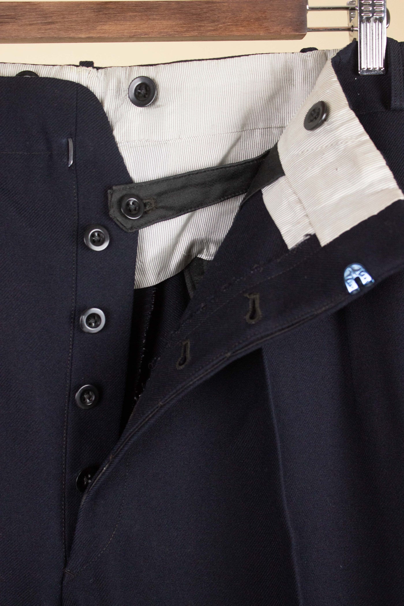 SWEDISH 1930S DARK BLUE DOUBLE BREASTED THREE PIECE SUIT BY PUB. SIZE CA EU 48