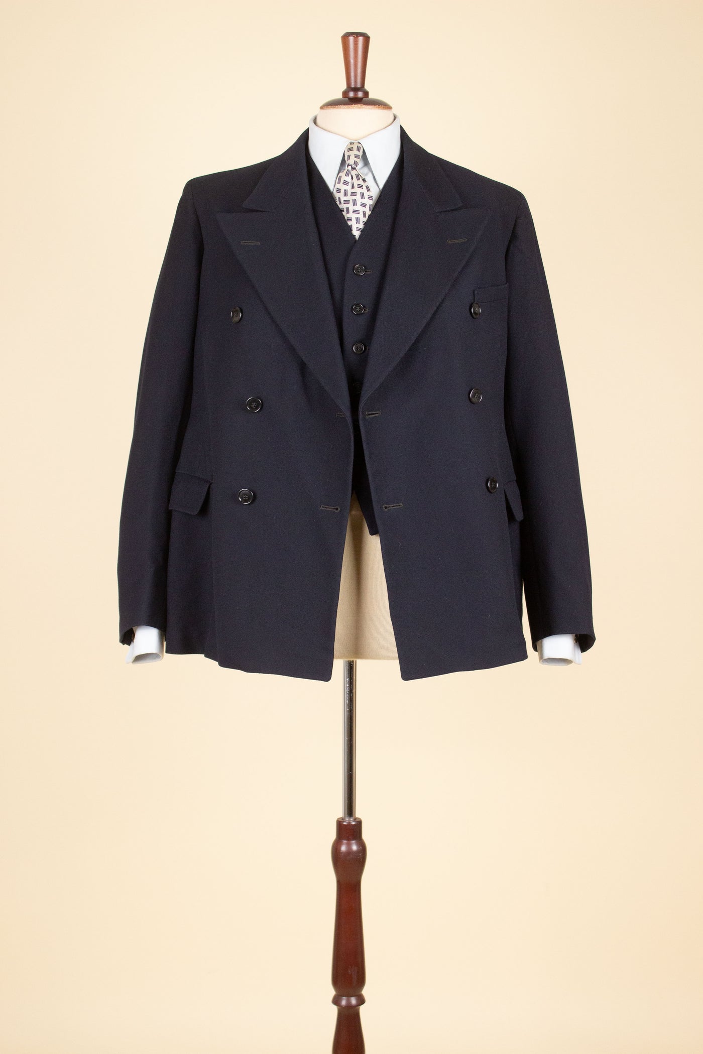 SWEDISH 1930S DARK BLUE DOUBLE BREASTED THREE PIECE SUIT BY PUB. SIZE CA EU 48