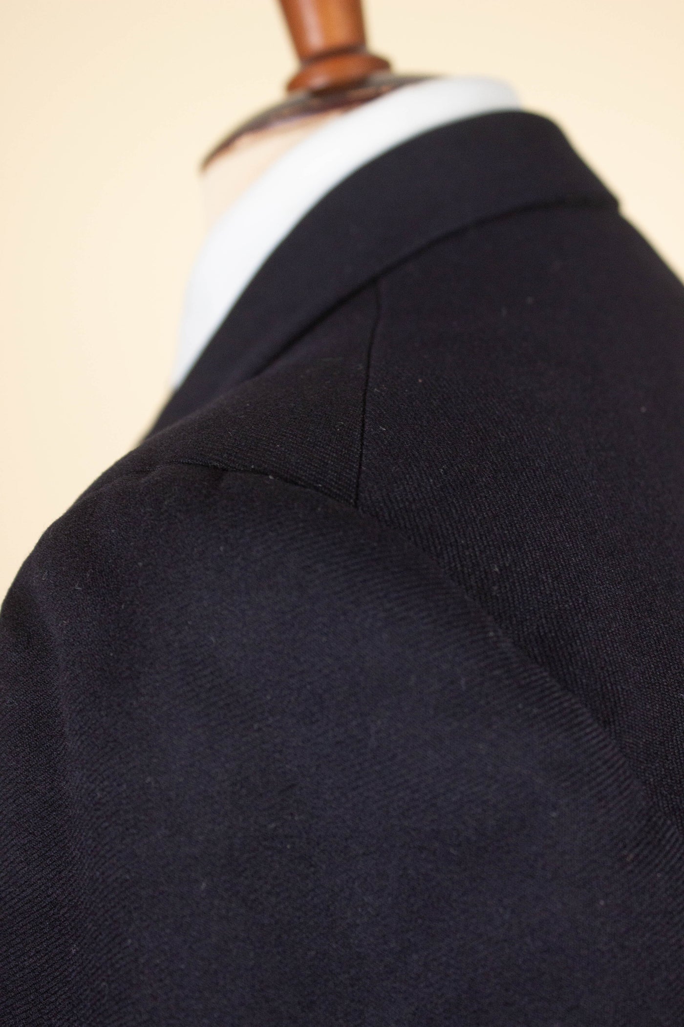 SWEDISH 1930S DARK BLUE TWO PIECE SINGLE BREASTED SUIT BY H.WISTRÖM. SIZE CA EU 44
