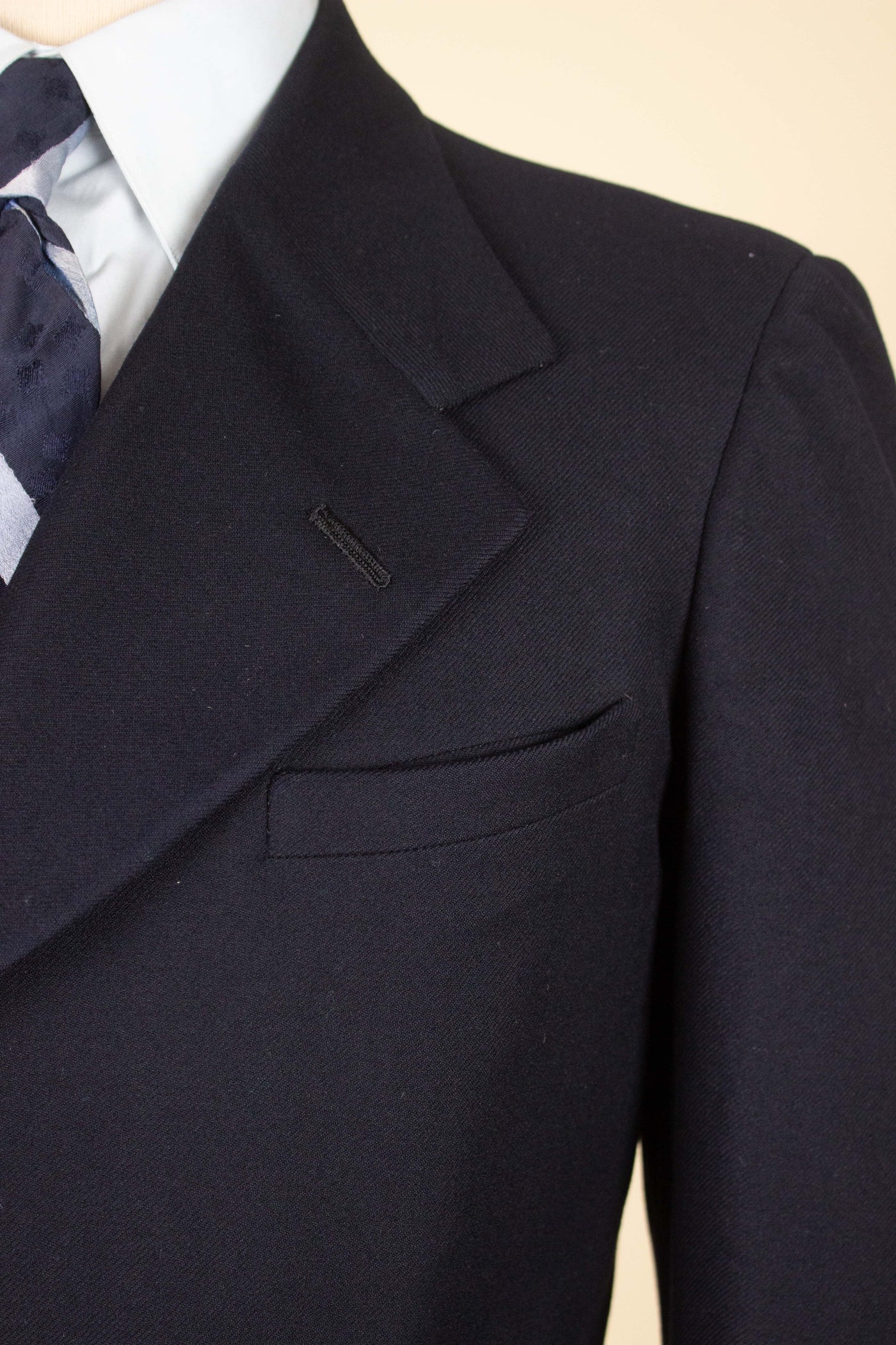 SWEDISH 1930S DARK BLUE TWO PIECE SINGLE BREASTED SUIT BY H.WISTRÖM. SIZE CA EU 44