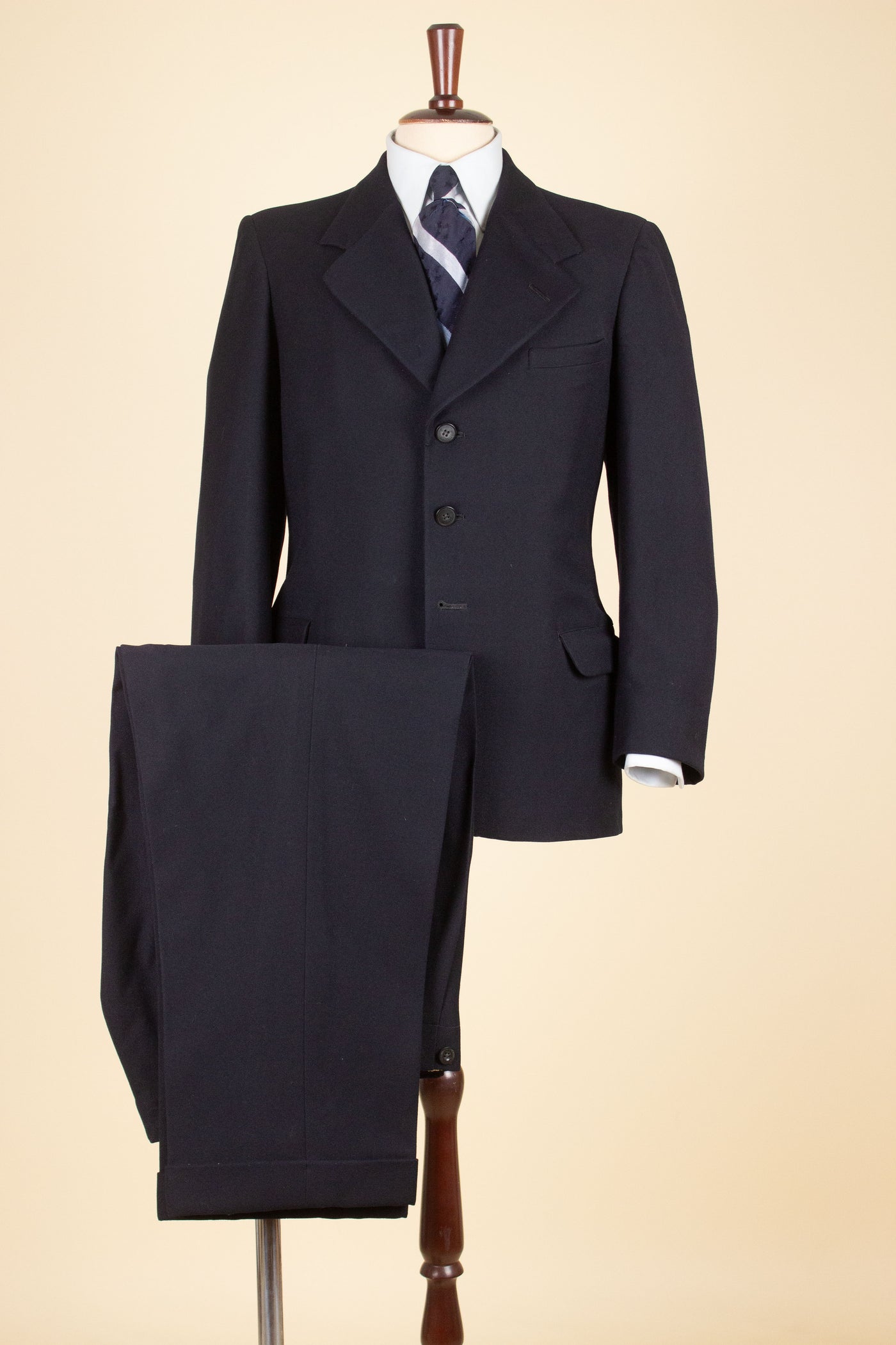 SWEDISH 1930S DARK BLUE TWO PIECE SINGLE BREASTED SUIT BY H.WISTRÖM. SIZE CA EU 44