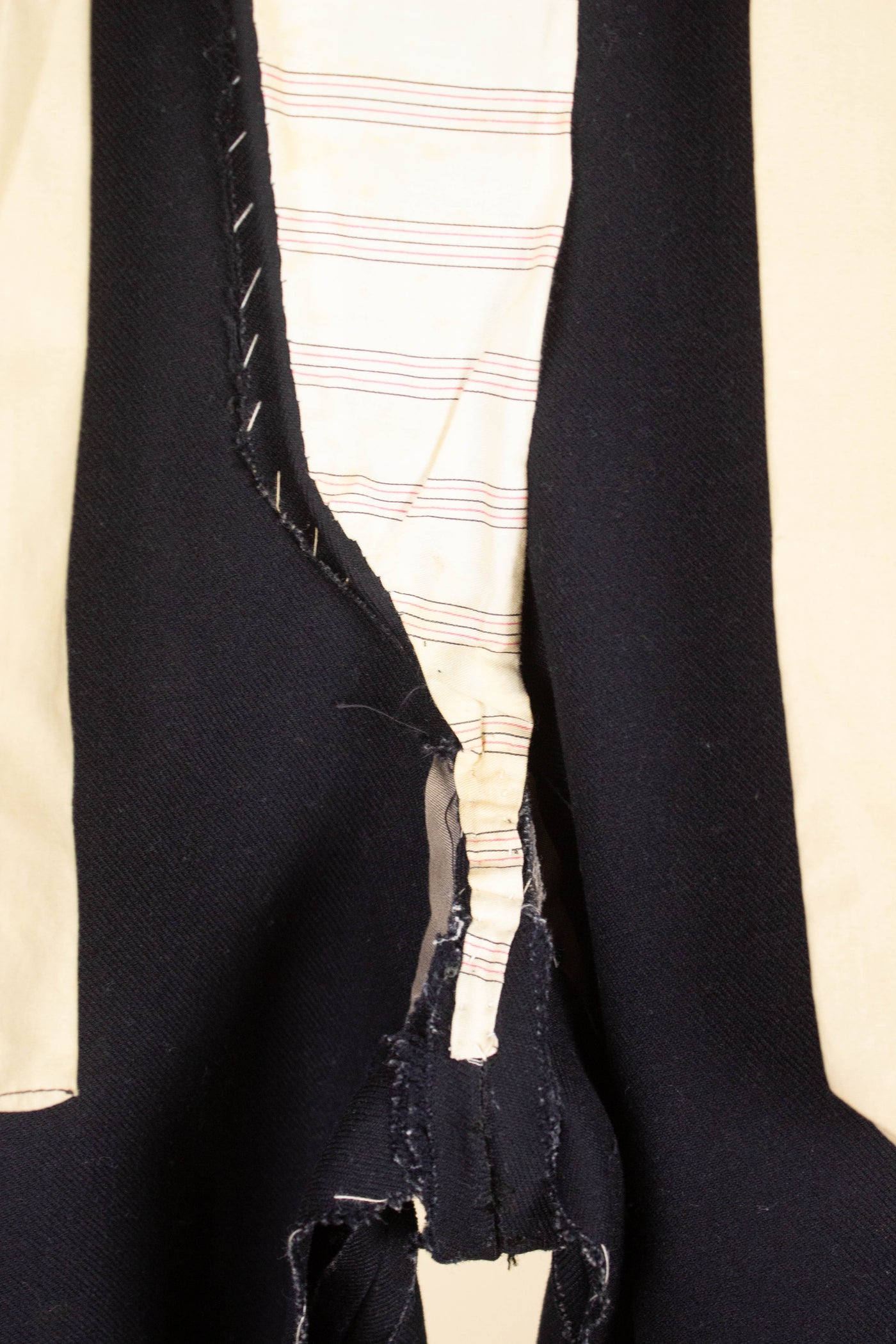 SWEDISH 1930S DARK BLUE TWO PIECE SINGLE BREASTED SUIT BY H.WISTRÖM. SIZE CA EU 44