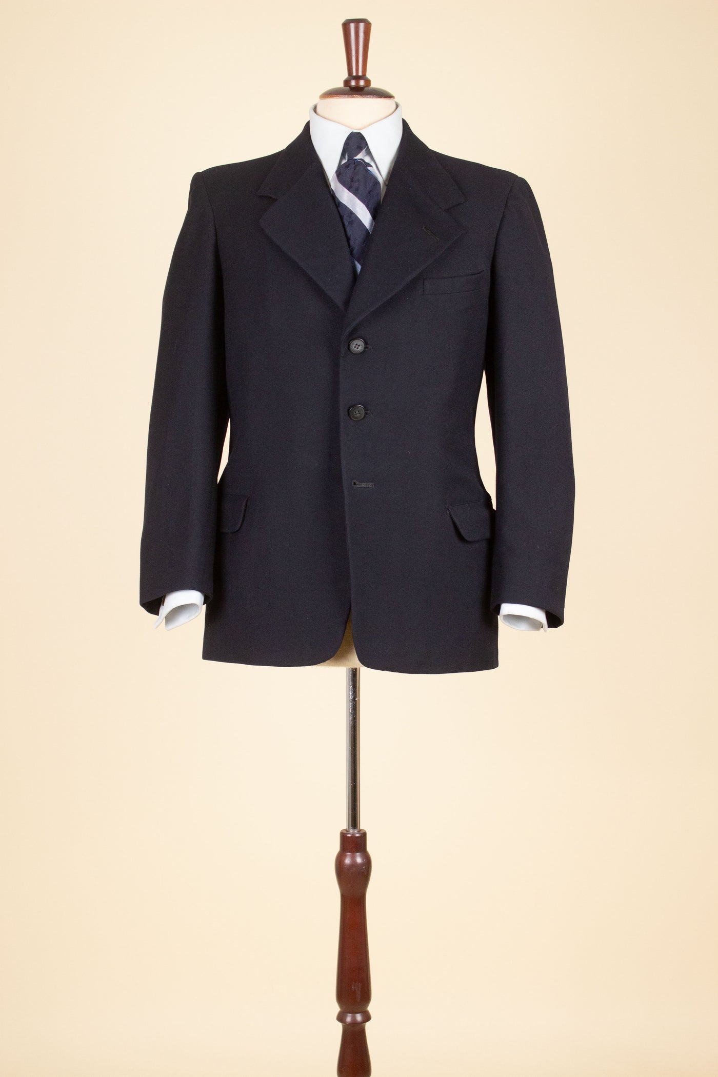 SWEDISH 1930S DARK BLUE TWO PIECE SINGLE BREASTED SUIT BY H.WISTRÖM. SIZE CA EU 44