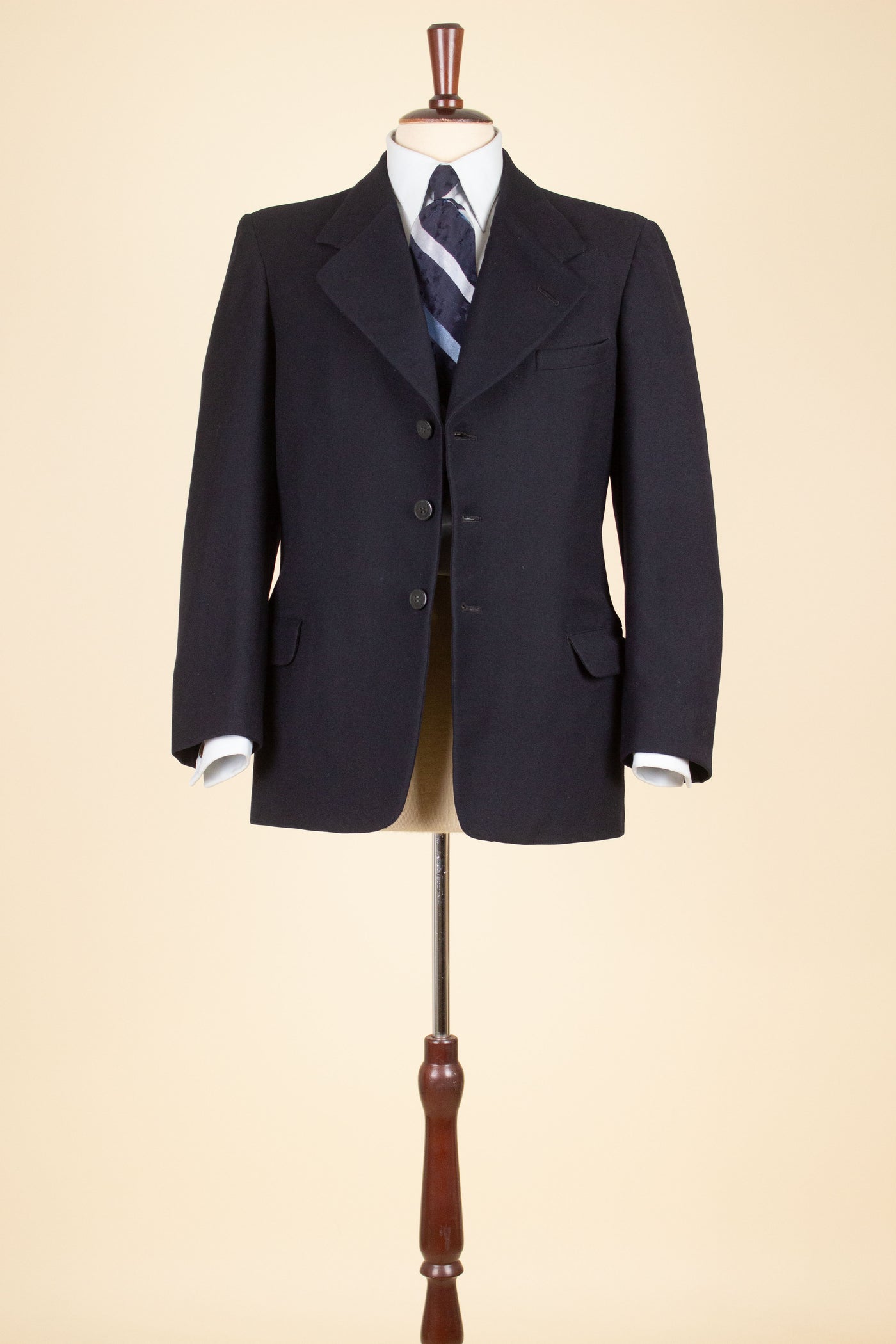 SWEDISH 1930S DARK BLUE TWO PIECE SINGLE BREASTED SUIT BY H.WISTRÖM. SIZE CA EU 44