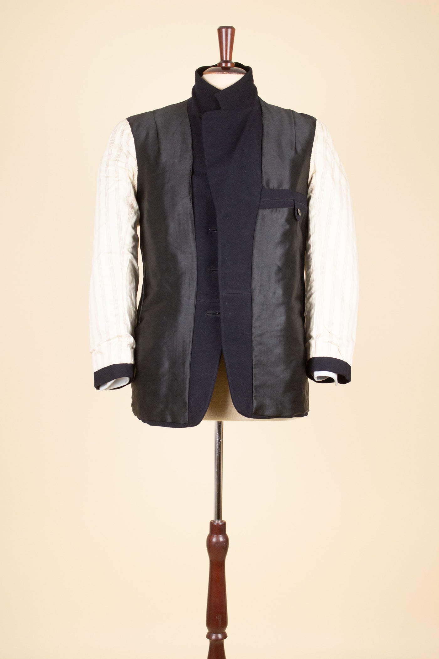 SWEDISH 1930S DARK BLUE TWO PIECE SINGLE BREASTED SUIT BY H.WISTRÖM. SIZE CA EU 44