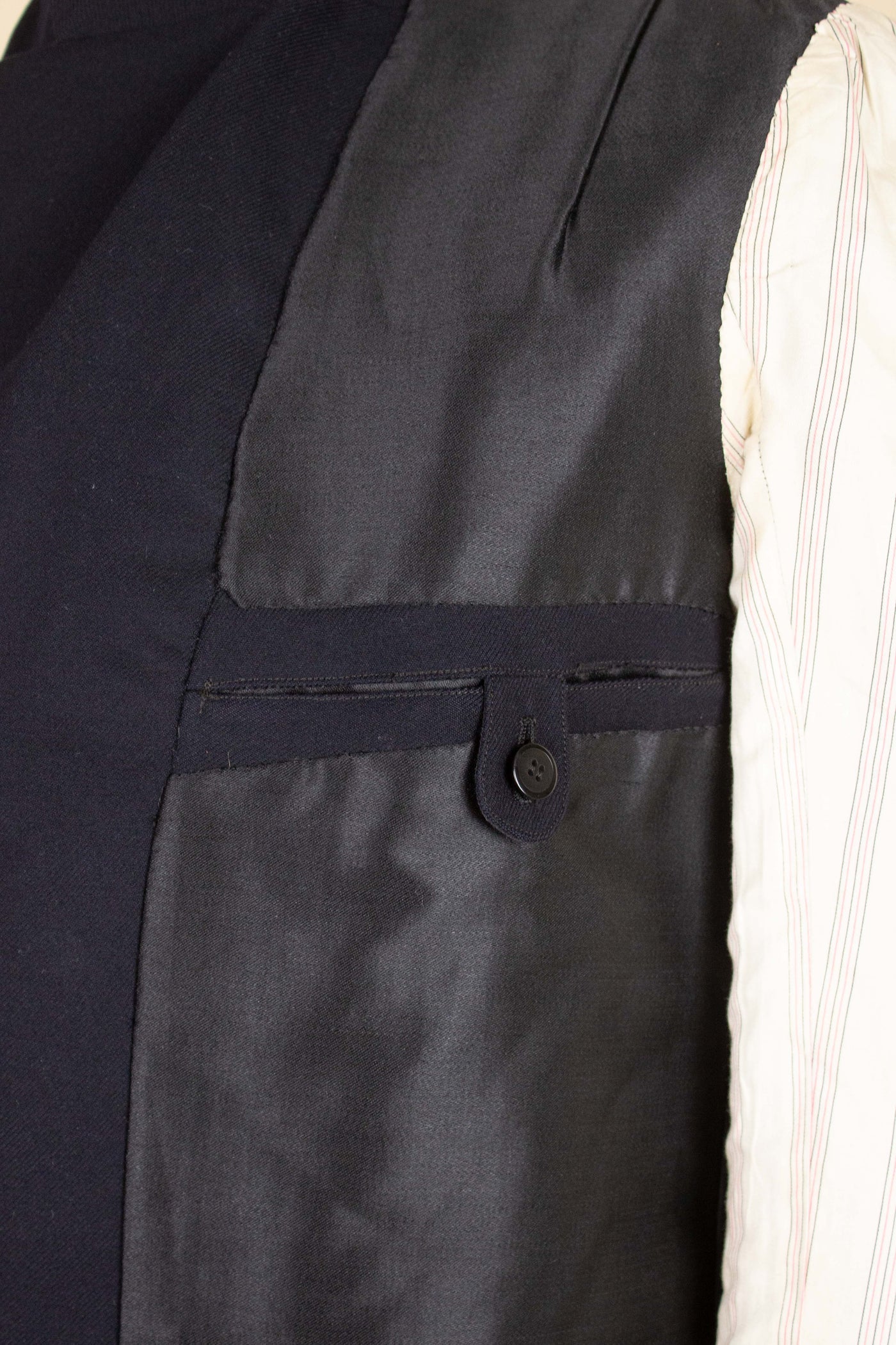 SWEDISH 1930S DARK BLUE TWO PIECE SINGLE BREASTED SUIT BY H.WISTRÖM. SIZE CA EU 44