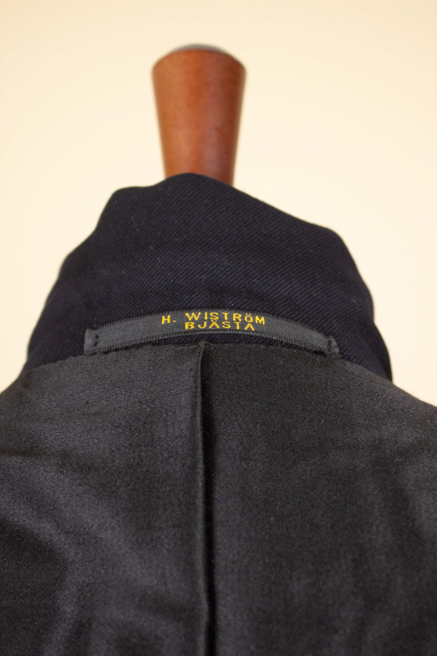 SWEDISH 1930S DARK BLUE TWO PIECE SINGLE BREASTED SUIT BY H.WISTRÖM. SIZE CA EU 44