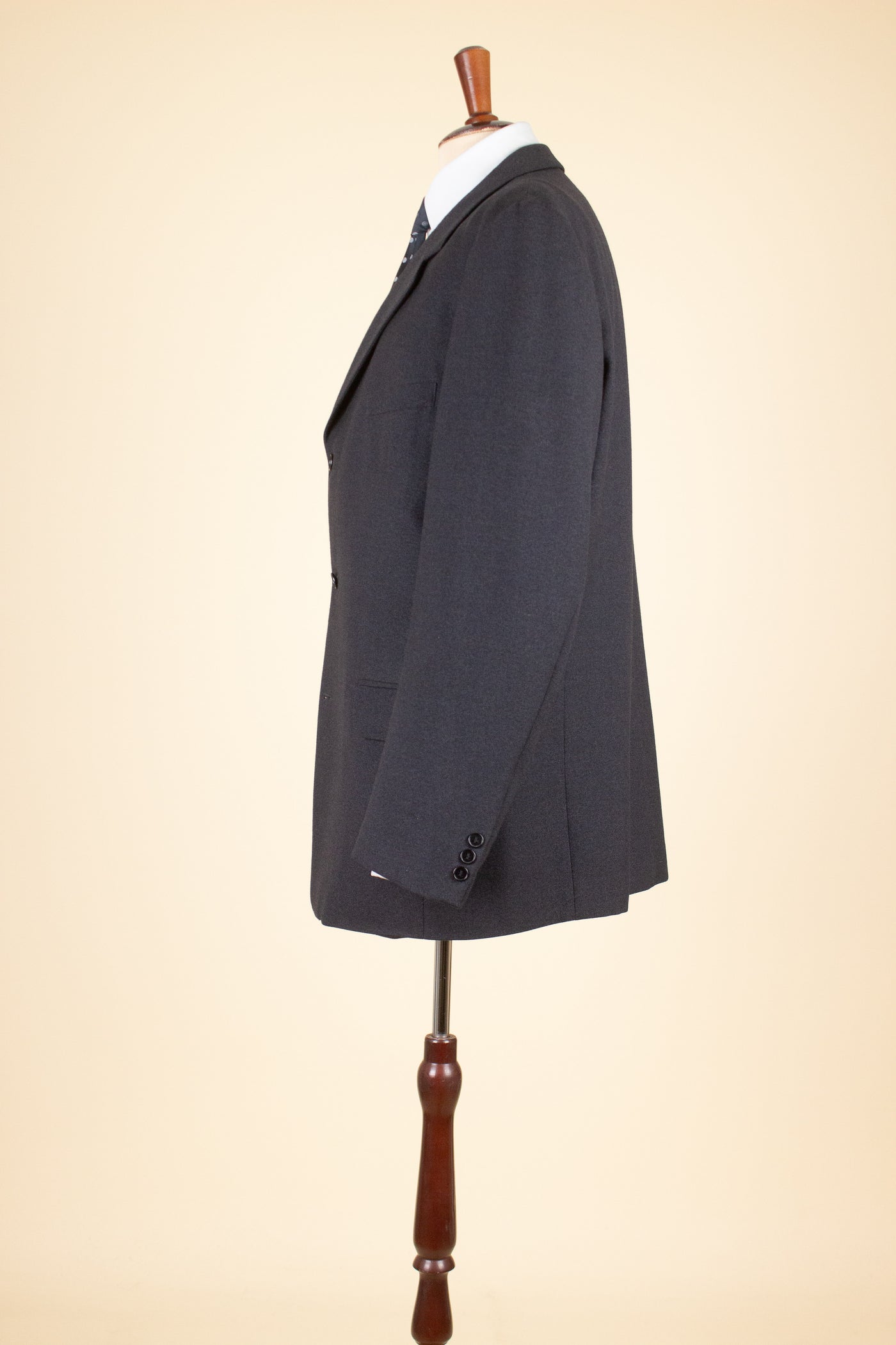 1960S SWEDISH DARK GREY SINGLE BREASTED TWO PIECE SUIT BY G. THULIN. SIZE CA EU 56