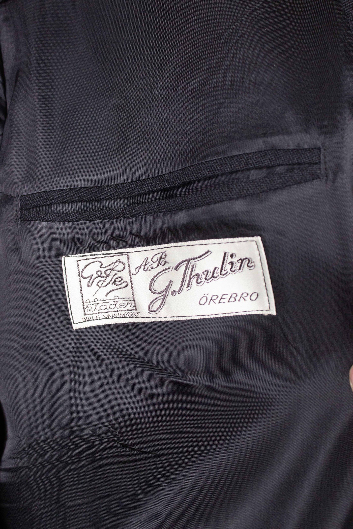 1960S SWEDISH DARK GREY SINGLE BREASTED TWO PIECE SUIT BY G. THULIN. SIZE CA EU 56