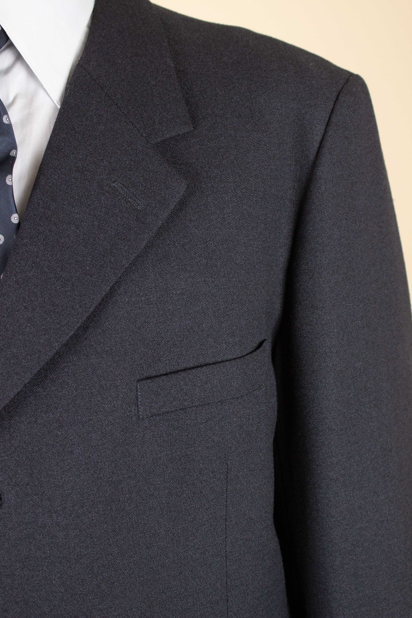 1960S SWEDISH DARK GREY SINGLE BREASTED TWO PIECE SUIT BY G. THULIN. SIZE CA EU 56