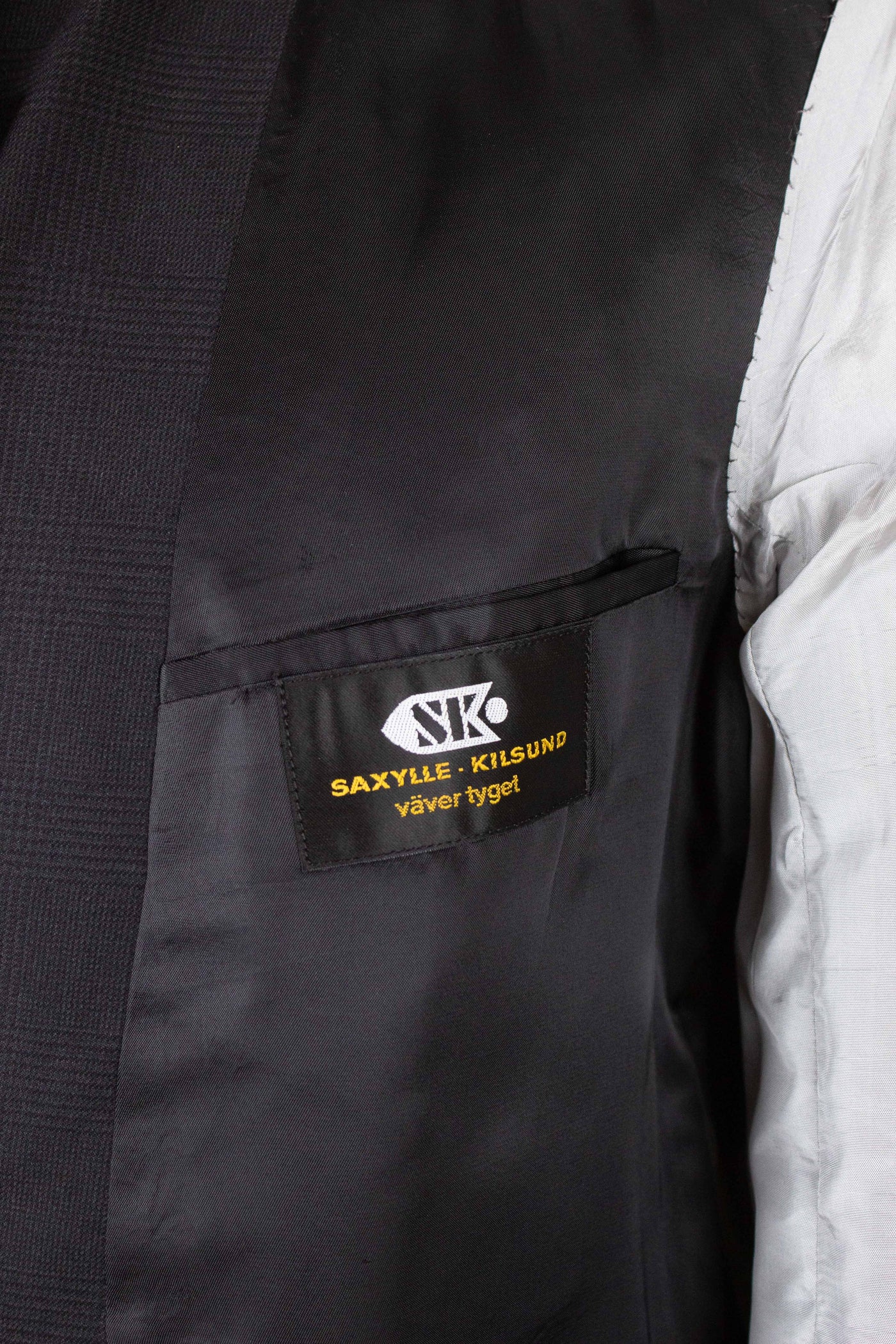 SWEDISH 1960S DARK GREY TWO PIECE SINGLE BREASTED DEADSTOCK SUIT BY UNKNOWN MAKER. SIZE CA EU 48