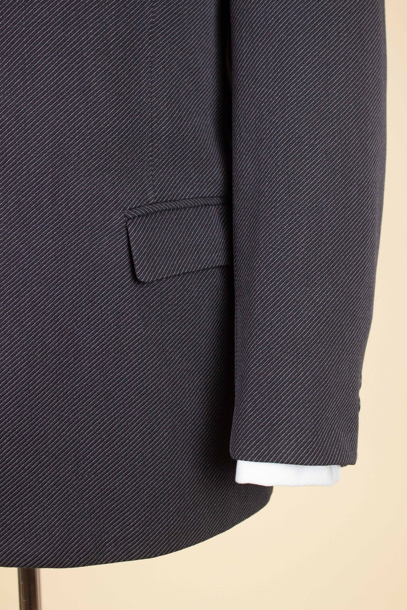 BRITISH 1950S GREY TWO PIECE SINGLE BREASTED SUIT BY BURTON. SIZE CA EU 50