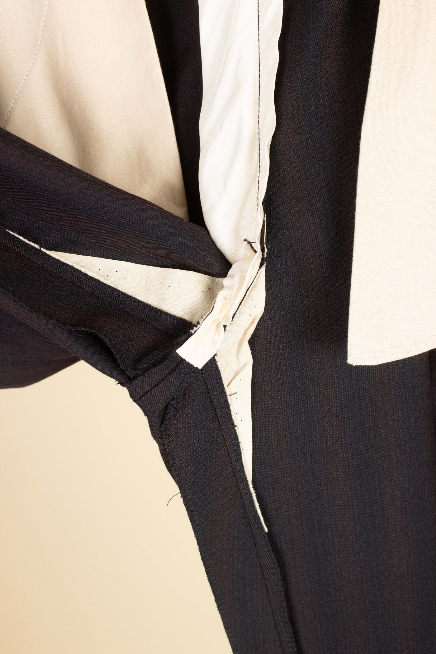 SWEDISH 1950S TWO PIECE BROWN SINGLE BREASTED SUIT BY HOLLYWOOD. SIZE CA EU 48
