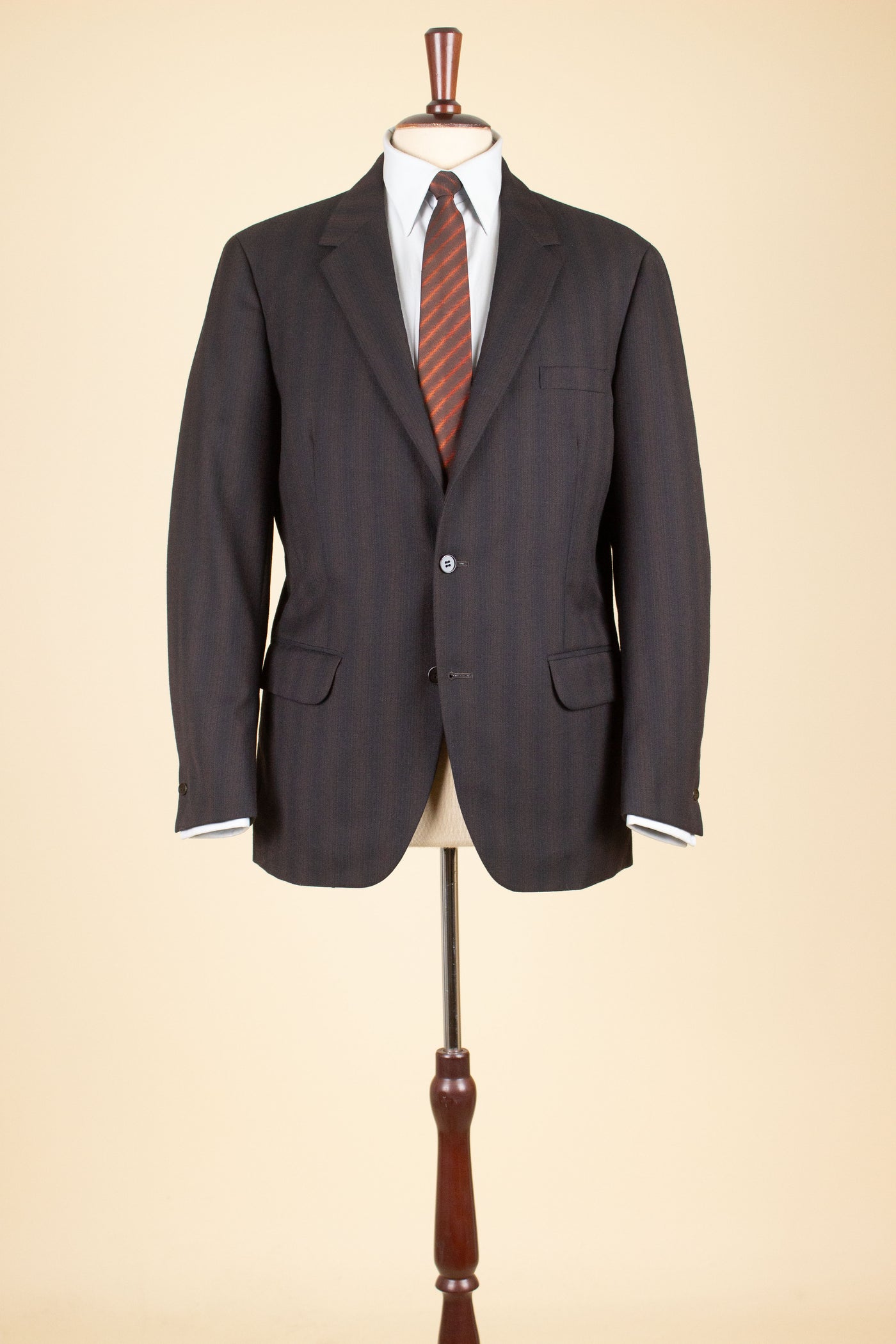 SWEDISH 1950S TWO PIECE BROWN SINGLE BREASTED SUIT BY HOLLYWOOD. SIZE CA EU 48