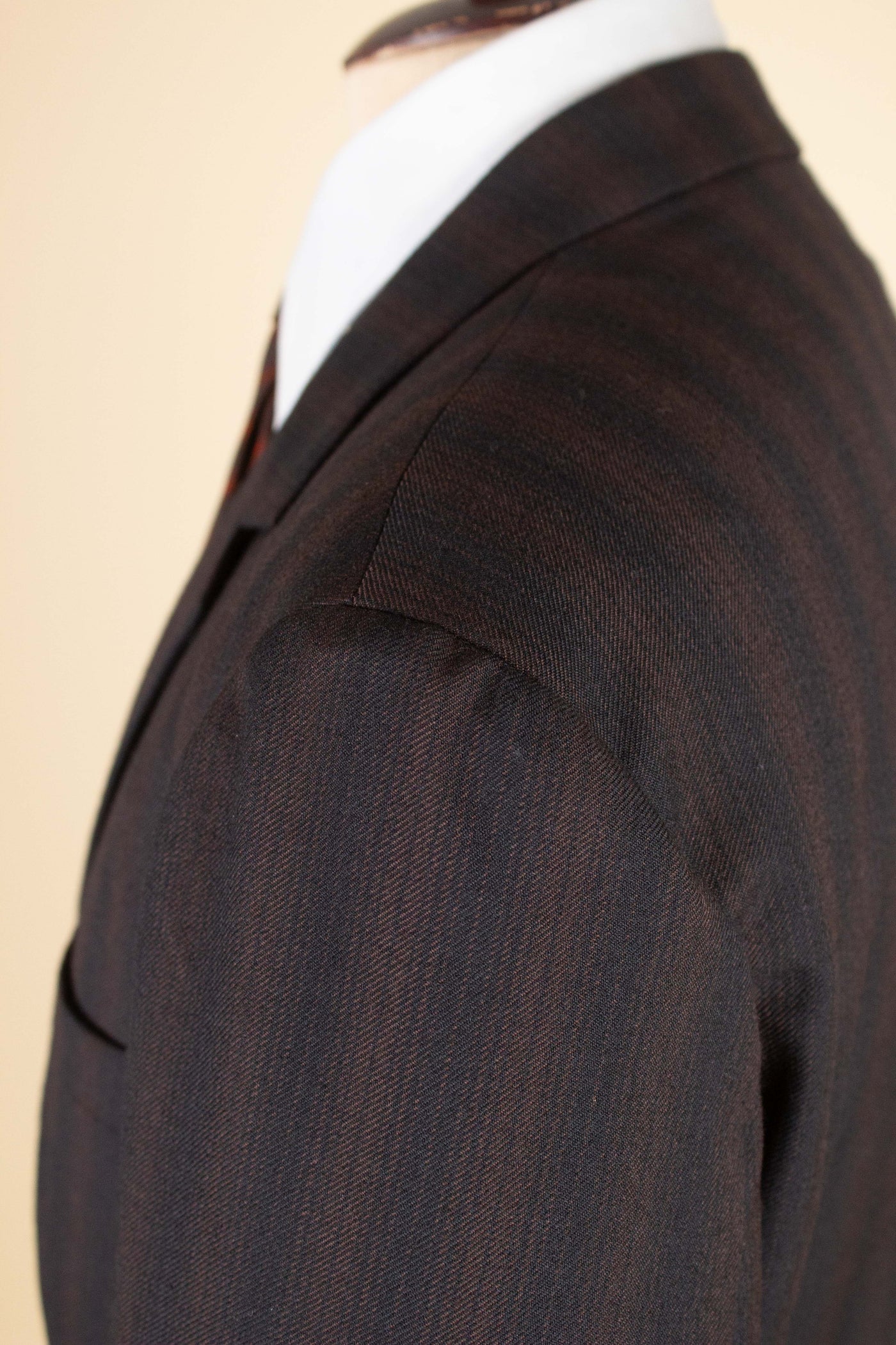 SWEDISH 1950S TWO PIECE BROWN SINGLE BREASTED SUIT BY HOLLYWOOD. SIZE CA EU 48
