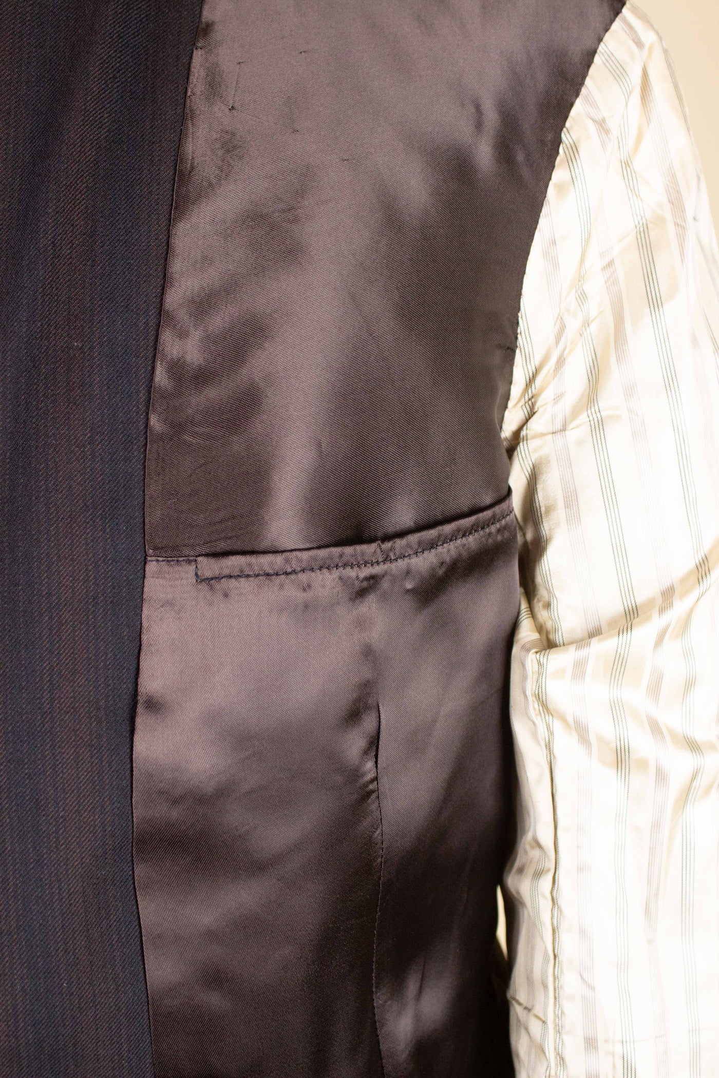 SWEDISH 1950S TWO PIECE BROWN SINGLE BREASTED SUIT BY HOLLYWOOD. SIZE CA EU 48