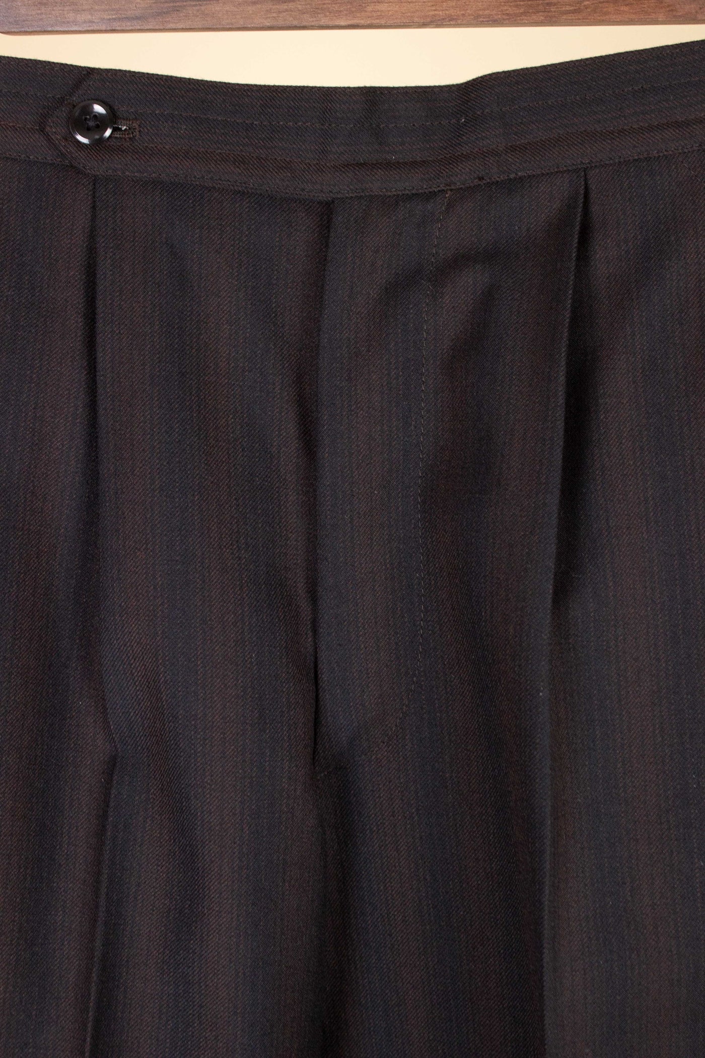 SWEDISH 1950S TWO PIECE BROWN SINGLE BREASTED SUIT BY HOLLYWOOD. SIZE CA EU 48
