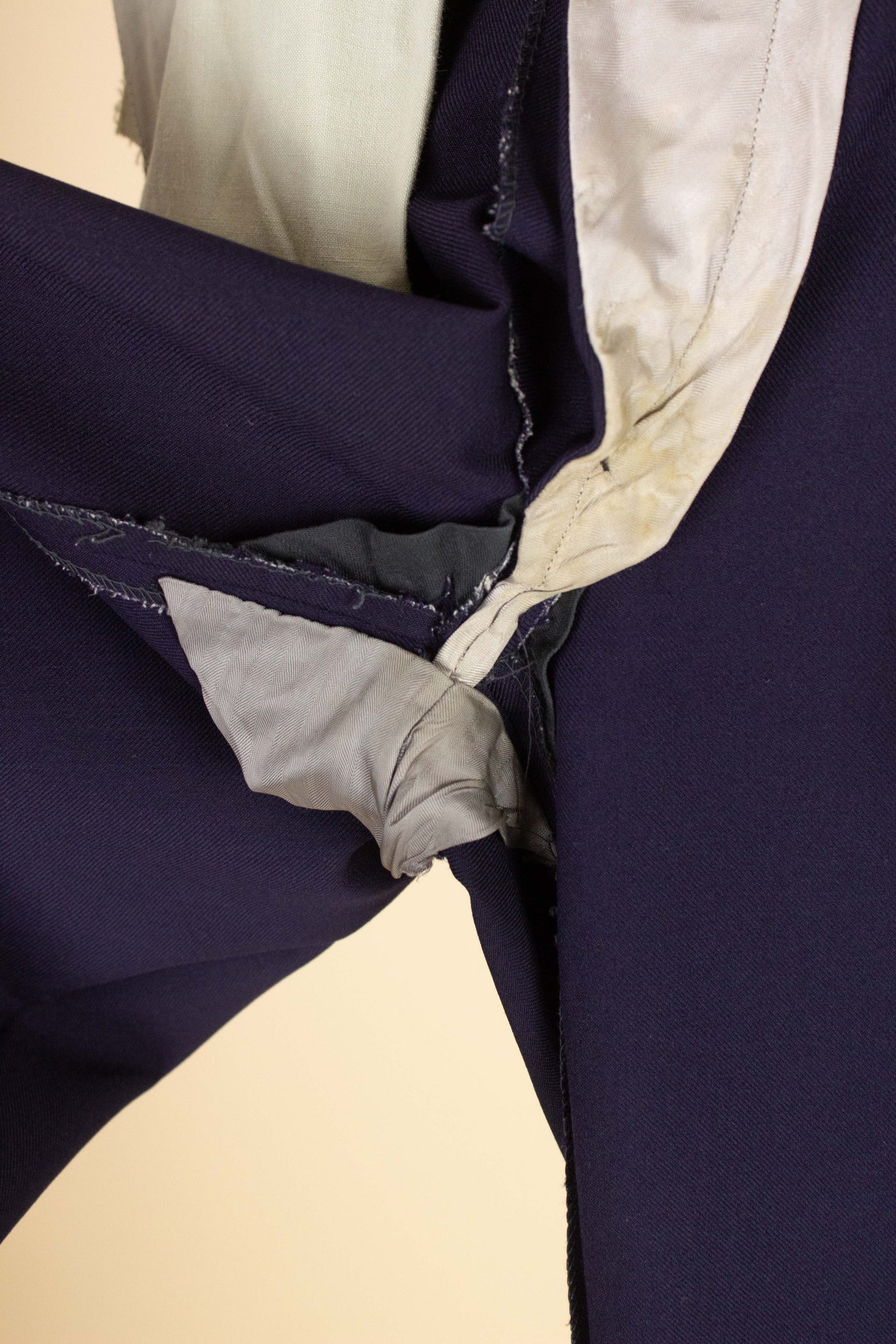 SWEDISH 1940S DARK BLUE DOUBLE BREASTED THREE PIECE SUIT BY VIKING. SIZE CA EU 50