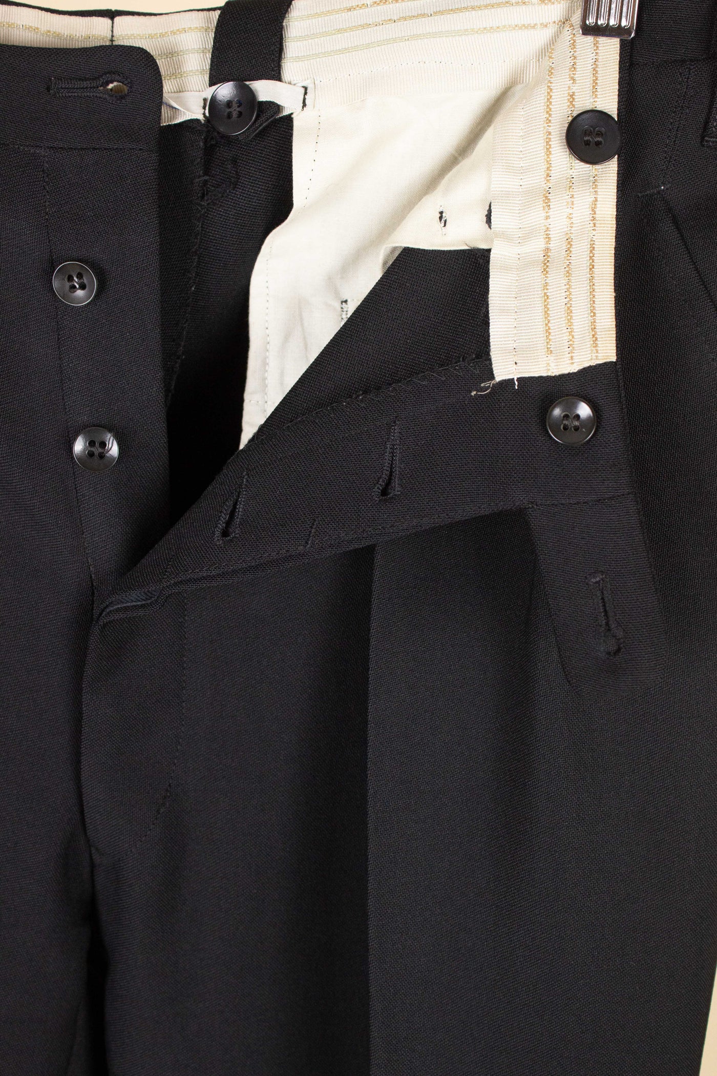 SWEDISH 1950S BLACK TWO PIECE SINGLE BREASTED SUIT, MAKER UNKNOWN. SIZE CA EU 56