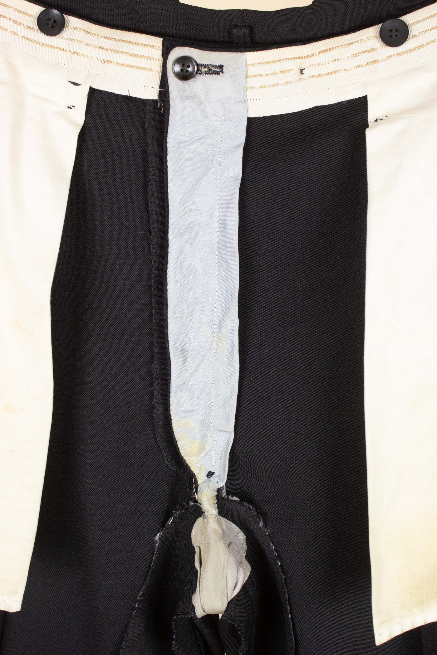 SWEDISH 1950S BLACK TWO PIECE SINGLE BREASTED SUIT, MAKER UNKNOWN. SIZE CA EU 56